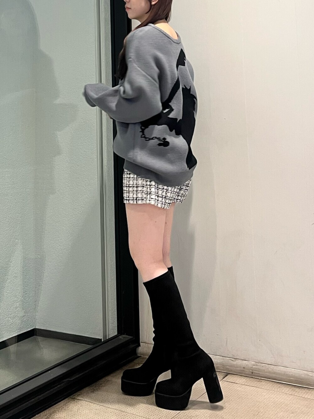 ブラック系のブーツ、グレー系のニット/セーター、その他のその他パンツを着用したレディースの秋コーディネートの3枚目の写真