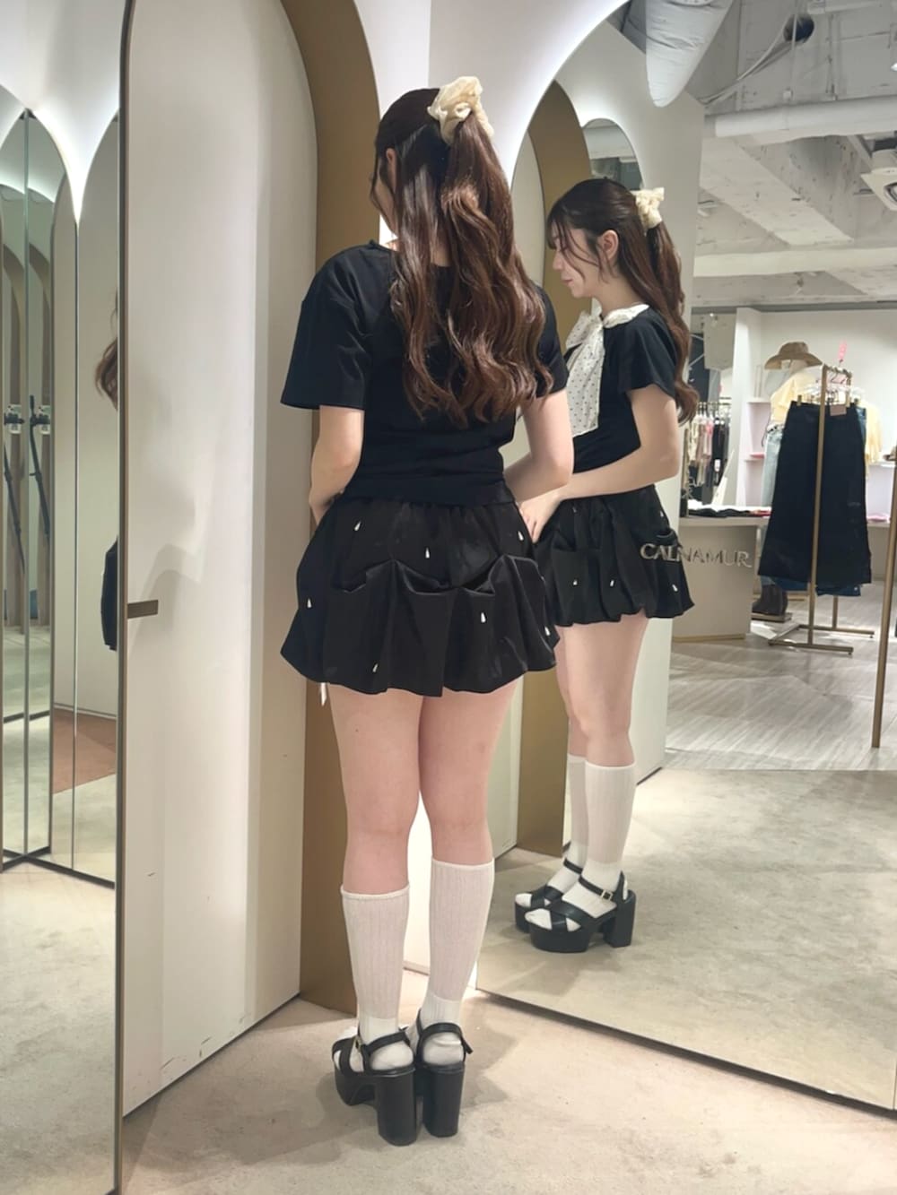 ブラック系のTシャツ/カットソー、ブラック系のスカートを着用したレディースの夏コーディネートの3枚目の写真