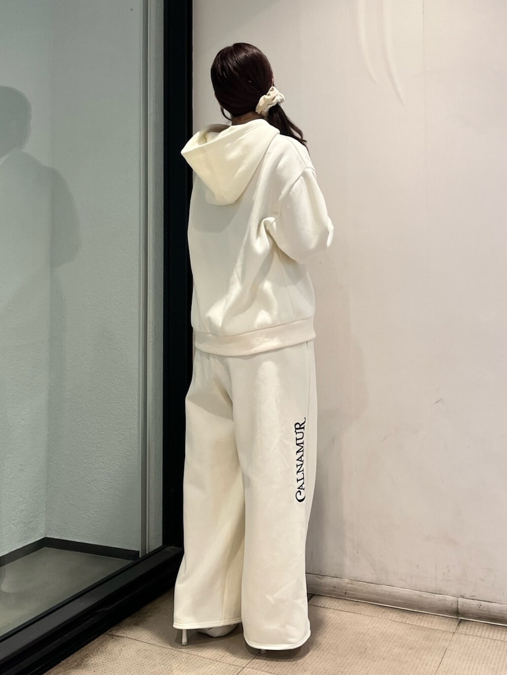 ホワイト系のその他パンツ、ホワイト系のパーカー、ホワイト系のパンプスを着用したレディースの秋コーディネートの2枚目の写真