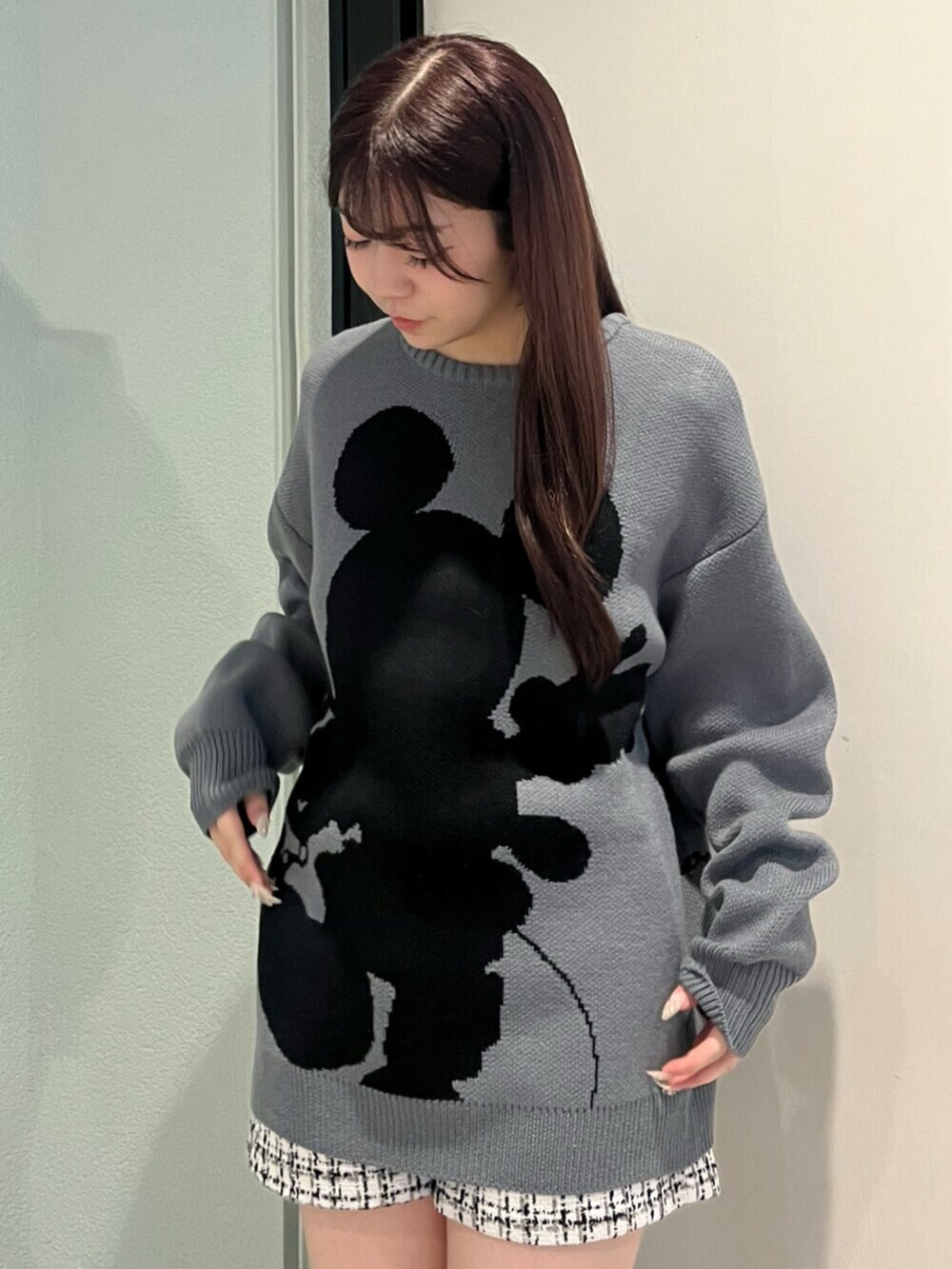 ブラック系のブーツ、グレー系のニット/セーター、その他のその他パンツを着用したレディースの秋コーディネートの2枚目の写真