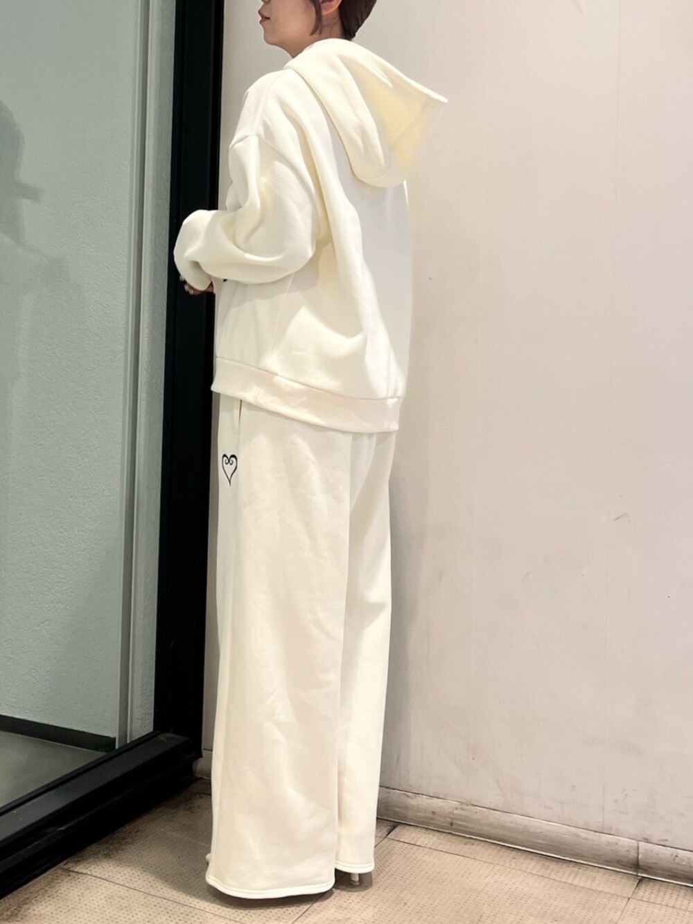 ホワイト系のその他パンツ、ホワイト系のパーカー、ホワイト系のパンプスを着用したレディースの秋コーディネートの3枚目の写真
