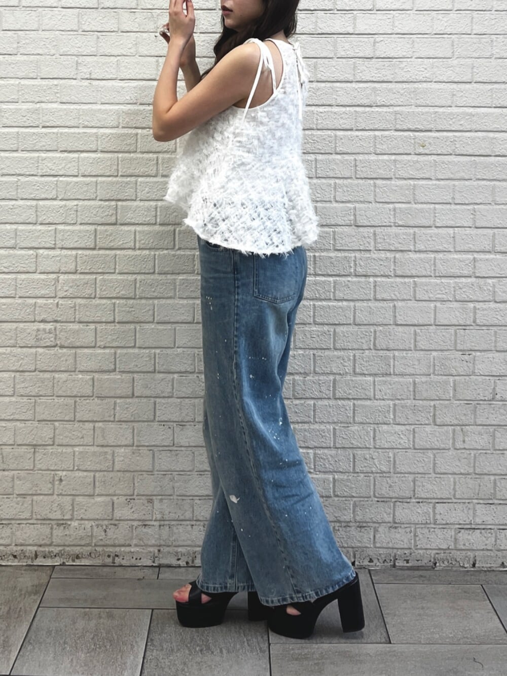 ブルー系のデニムパンツ、ホワイト系のシャツ/ブラウスを着用したレディースの夏コーディネートの2枚目の写真