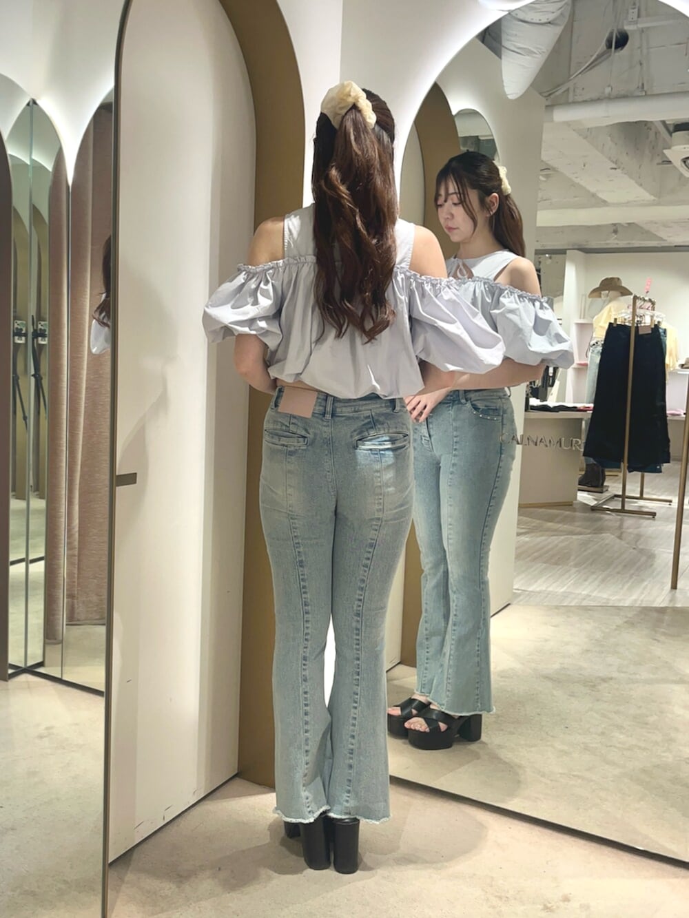 ブルー系のその他パンツ、ブルー系のシャツ/ブラウスを着用したレディースの夏コーディネートの3枚目の写真