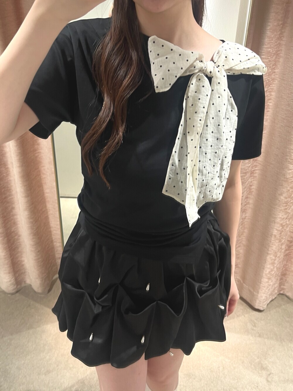 ブラック系のTシャツ/カットソー、ブラック系のスカートを着用したレディースの夏コーディネートの4枚目の写真