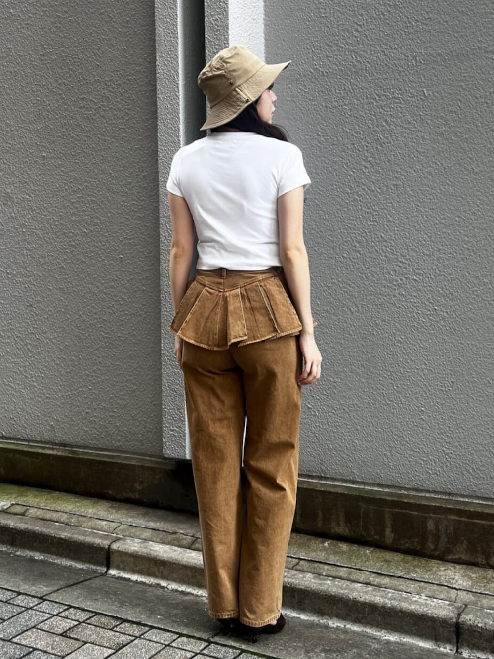 ブラウン系のサンダル、ブラウン系のデニムパンツ、ホワイト系のTシャツ/カットソーを着用したレディースの夏コーディネートの3枚目の写真