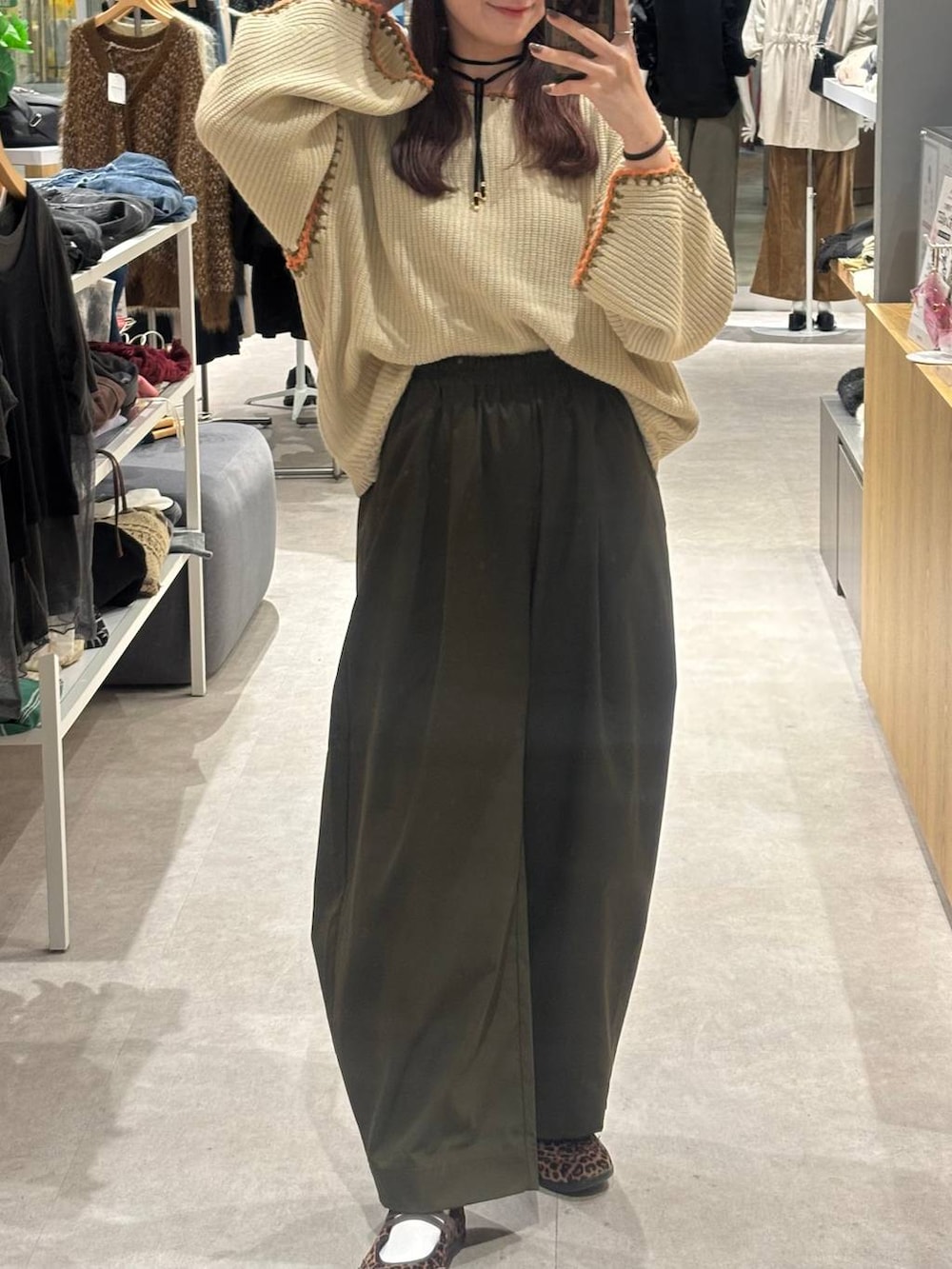 その他のパンプス、グリーン系のその他パンツ、ホワイト系のニット/セーターを着用したレディースの秋コーディネートの2枚目の写真