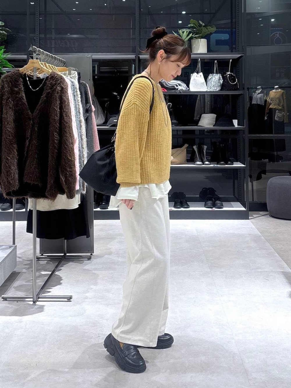 ホワイト系のその他トップス、ブラック系のショルダーバッグ、ブラック系のスニーカーを着用したレディースの秋コーディネートの3枚目の写真