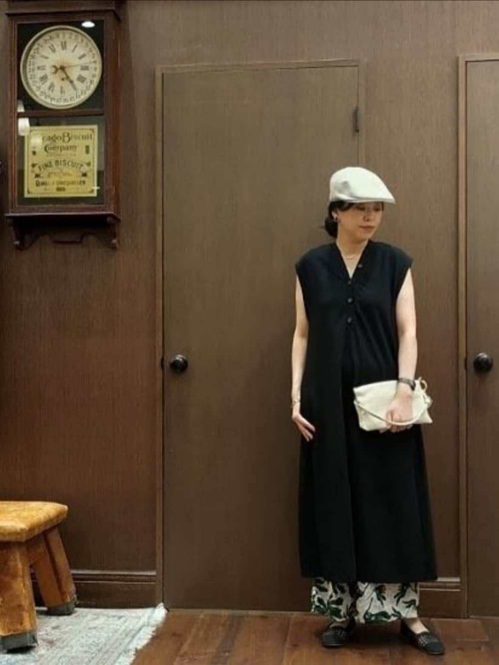 ブラック系のワンピース、ホワイト系のその他パンツ、シルバー系のショルダーバッグを着用したレディースの夏コーディネートの3枚目の写真