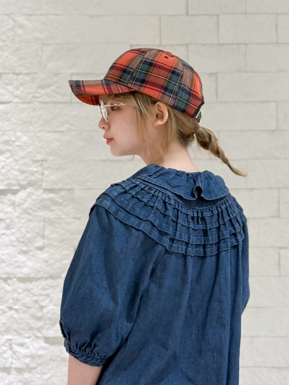 ブルー系のワンピース、その他のパンツ、ホワイト系のサンダルを着用したレディースの秋コーディネートの4枚目の写真