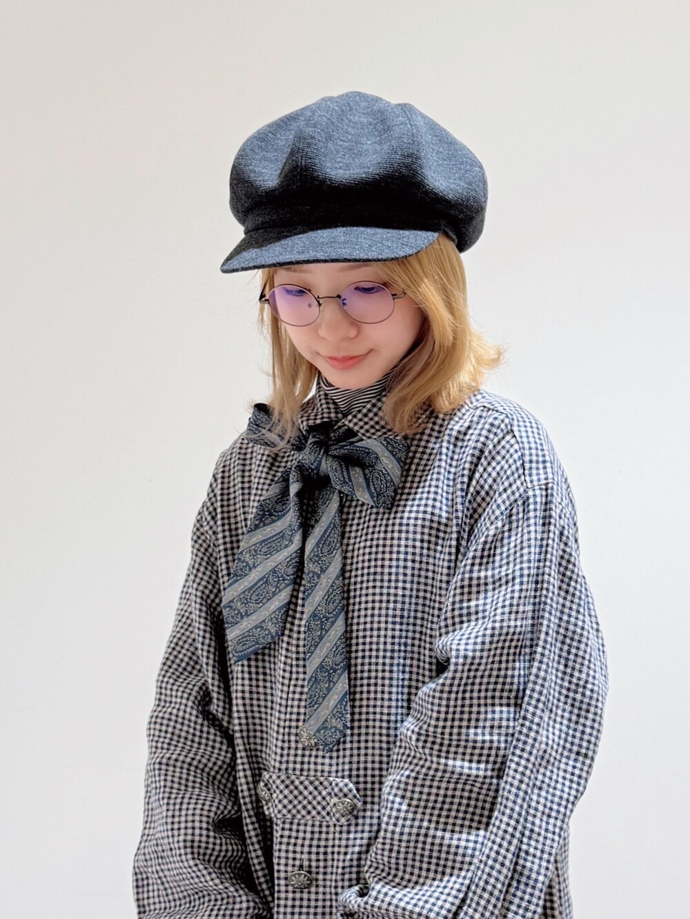 ブルー系のTシャツ/カットソー、ブルー系のシャツ/ブラウス、グレー系のパンツを着用したレディースの冬コーディネートの2枚目の写真