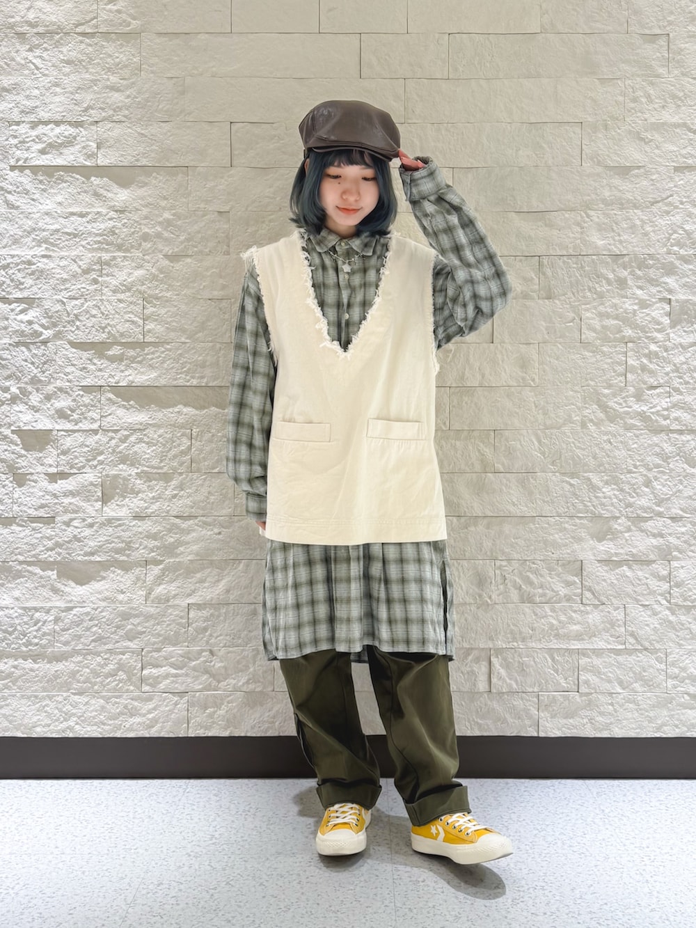 「カジュアルスタイル、パンツコーデ、ハンチング、override 、ベスト、チェックシャツ、グランパシャツ、ミリタリー、カーゴパンツ、古着、今日のコーデ、レイヤードスタイル、低身長コーデ、スニーカー、いいね、save、フォローお願いします🤑」｜「OVERRIDEのOVERRIDE  FAKE LEATHER HUNTING SGP / オーバーライド（ハンチング/ベレー帽、ブラウン系）」を使った、ほなみさん（レディース・147cm）の冬コーディネートの4枚目の写真