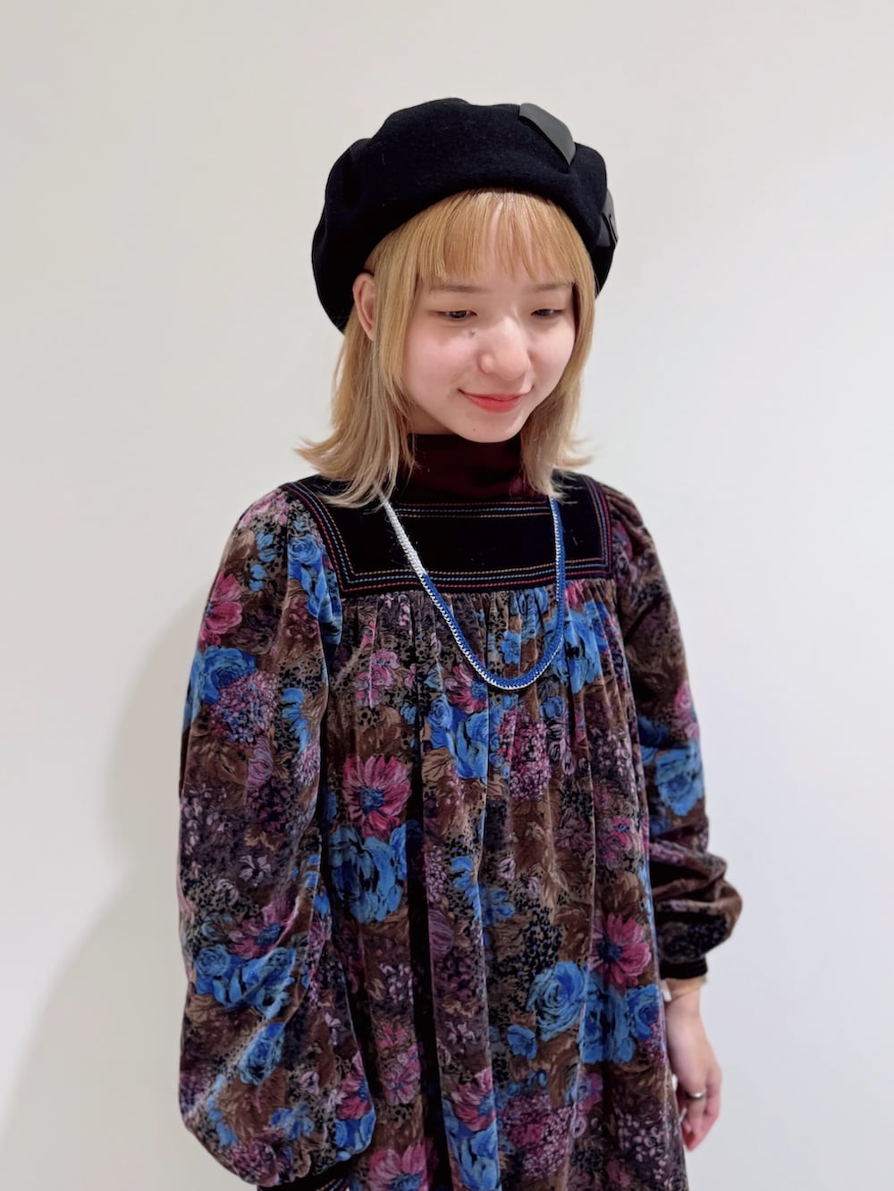 「ベレー帽、冬服コーデ、大人かわいい、古着MIX、古着女子、ワンピースコーデ、休日スタイル、ベロアワンピース、花柄ワンピース、カラータイツ、今日のコーデ、低身長コーデ、arth、ドクターマーチン、いいね、save、フォローお願いします🤑」｜「arthのarth  Put in Ribbone Beret / アース（ハンチング/ベレー帽、ブラック系）」を使った、ほなみさん（レディース・147cm）の冬コーディネートの3枚目の写真