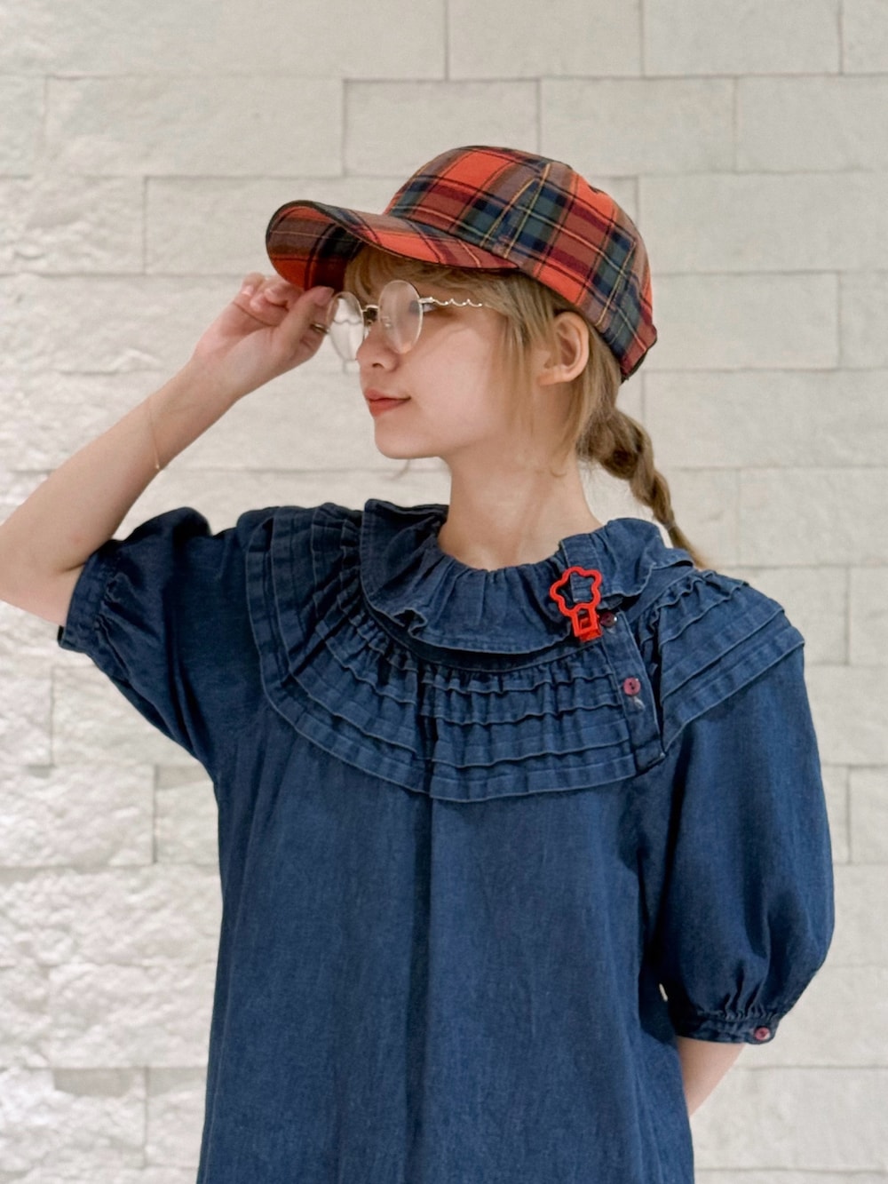 ブルー系のワンピース、その他のパンツ、ホワイト系のサンダルを着用したレディースの秋コーディネートの2枚目の写真