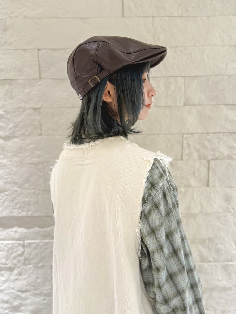「カジュアルスタイル、パンツコーデ、ハンチング、override 、ベスト、チェックシャツ、グランパシャツ、ミリタリー、カーゴパンツ、古着、今日のコーデ、レイヤードスタイル、低身長コーデ、スニーカー、いいね、save、フォローお願いします🤑」｜「OVERRIDEのOVERRIDE  FAKE LEATHER HUNTING SGP / オーバーライド（ハンチング/ベレー帽、ブラウン系）」を使った、ほなみさん（レディース・147cm）の冬コーディネートの3枚目の写真