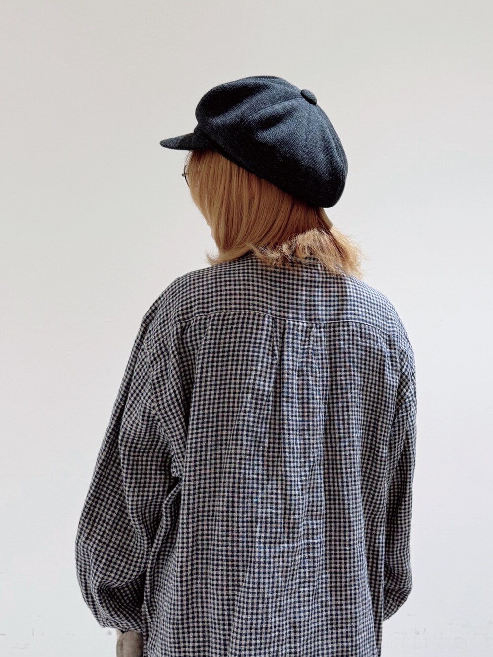 ブルー系のTシャツ/カットソー、ブルー系のシャツ/ブラウス、グレー系のパンツを着用したレディースの冬コーディネートの3枚目の写真