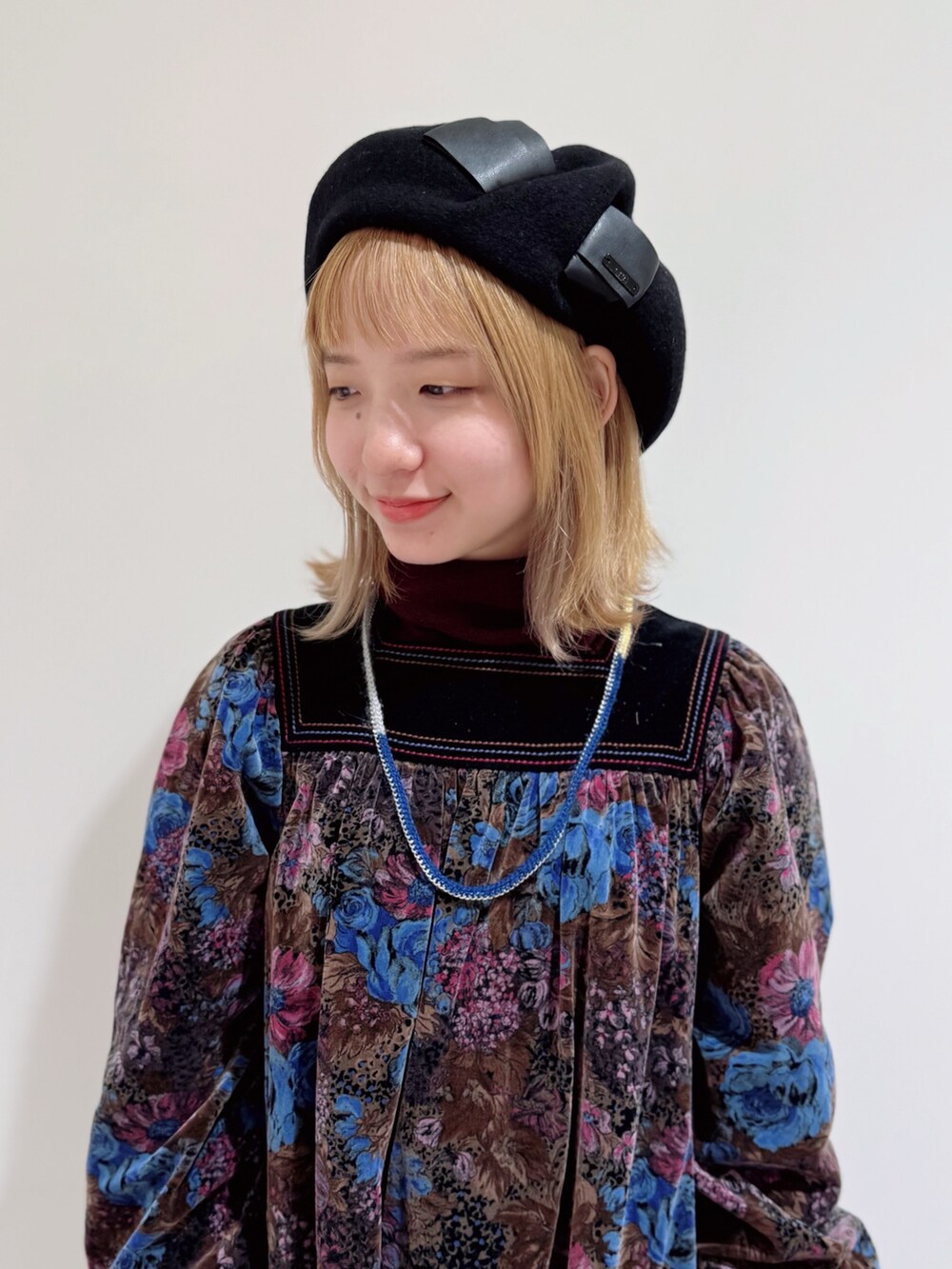 「ベレー帽、冬服コーデ、大人かわいい、古着MIX、古着女子、ワンピースコーデ、休日スタイル、ベロアワンピース、花柄ワンピース、カラータイツ、今日のコーデ、低身長コーデ、arth、ドクターマーチン、いいね、save、フォローお願いします🤑」｜「arthのarth  Put in Ribbone Beret / アース（ハンチング/ベレー帽、ブラック系）」を使った、ほなみさん（レディース・147cm）の冬コーディネートの6枚目の写真