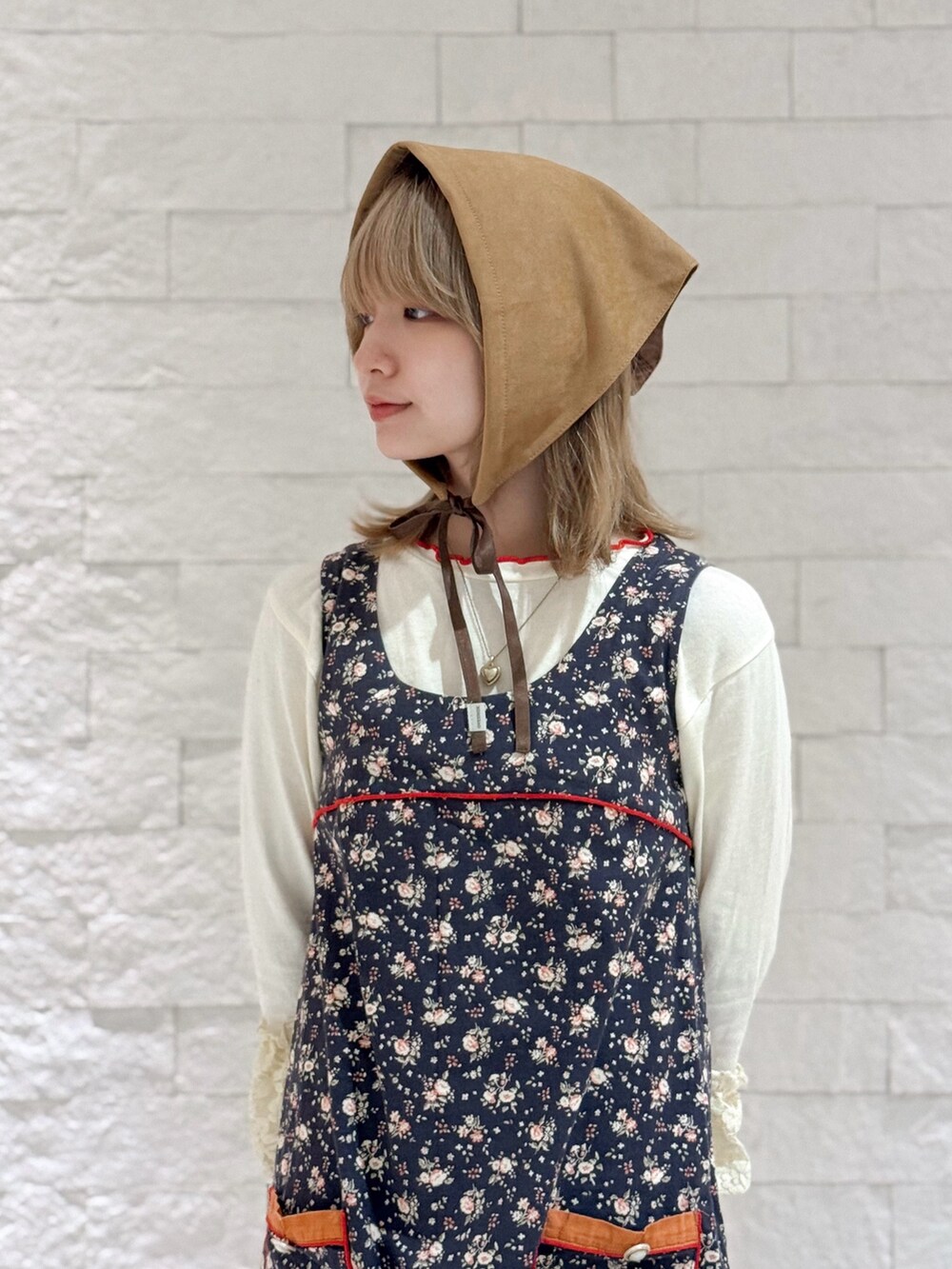 ホワイト系のTシャツ/カットソー、レッド系のパンツ、ブルー系のワンピースを着用したレディースの秋コーディネートの4枚目の写真