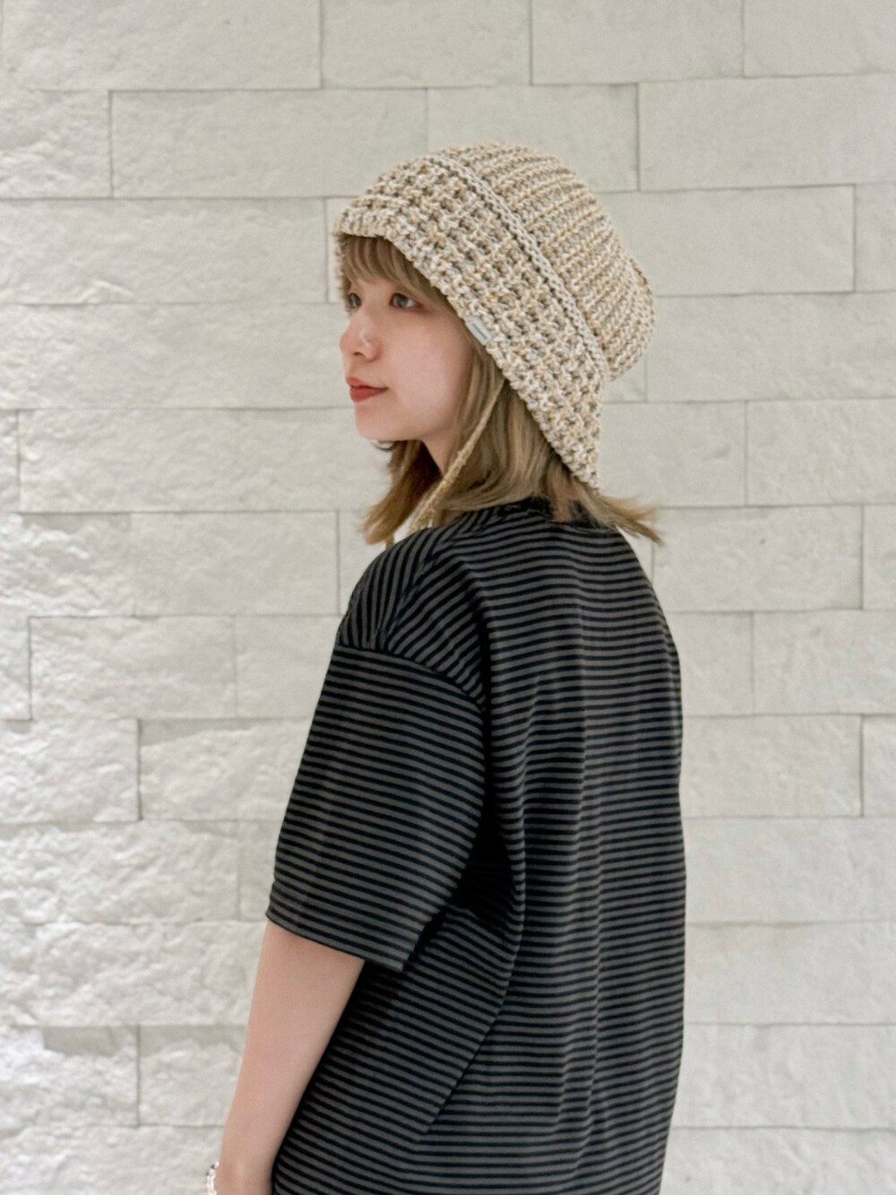 イエロー系のスニーカー、ブラック系のキャミソール、ブラック系のTシャツ/カットソーを着用したレディースの秋コーディネートの4枚目の写真