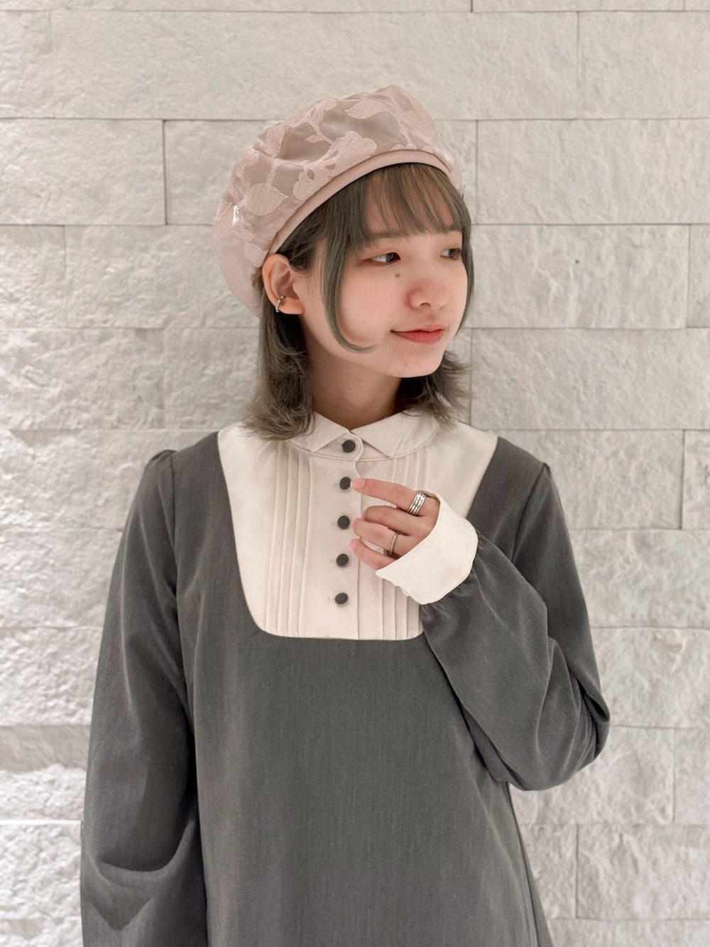 グレー系のワンピース、ホワイト系のシューズ、ピンク系のハンチング/ベレー帽を着用したレディースの春コーディネートの4枚目の写真