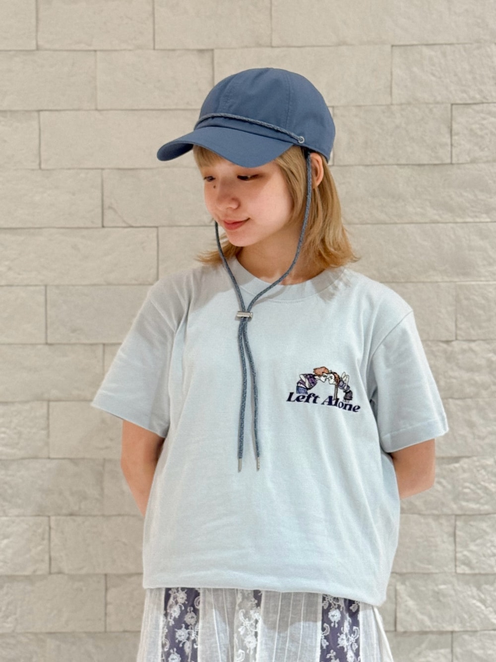 ブルー系のTシャツ/カットソー、ホワイト系のスニーカー、ホワイト系のワンピースを着用したレディースの夏コーディネートの5枚目の写真