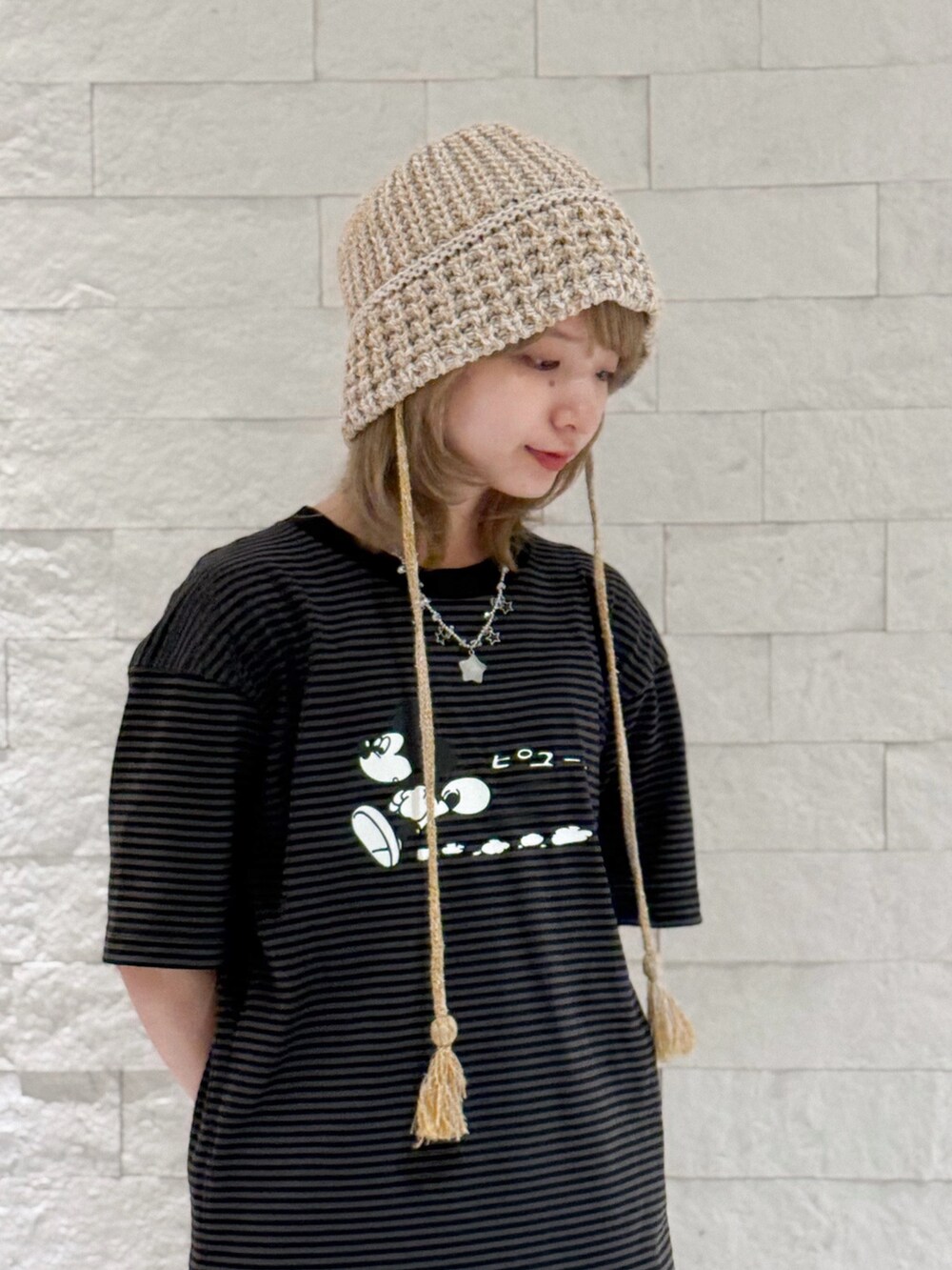 イエロー系のスニーカー、ブラック系のキャミソール、ブラック系のTシャツ/カットソーを着用したレディースの秋コーディネートの2枚目の写真