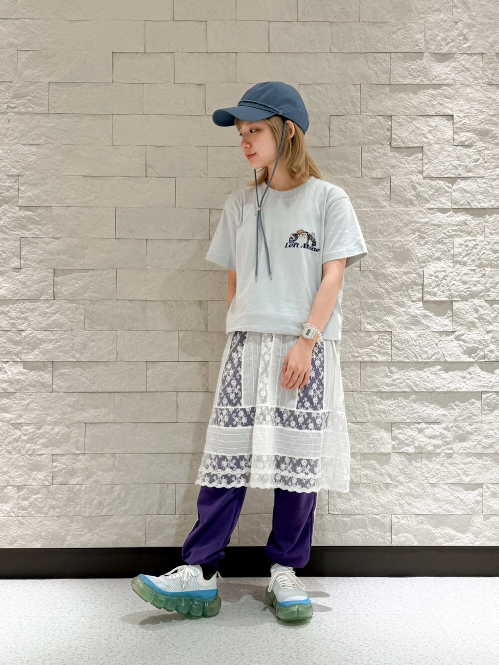 ブルー系のTシャツ/カットソー、ホワイト系のスニーカー、ホワイト系のワンピースを着用したレディースの夏コーディネートの6枚目の写真