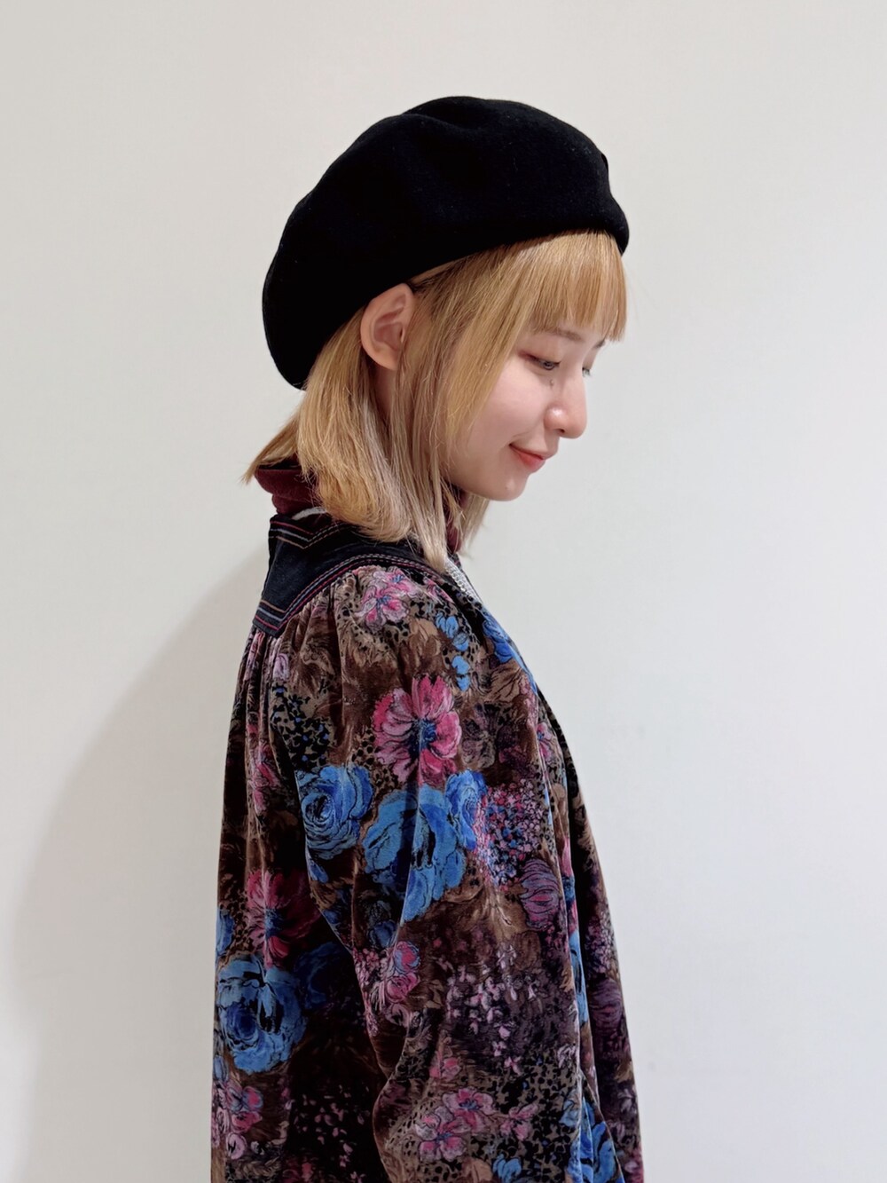 「ベレー帽、冬服コーデ、大人かわいい、古着MIX、古着女子、ワンピースコーデ、休日スタイル、ベロアワンピース、花柄ワンピース、カラータイツ、今日のコーデ、低身長コーデ、arth、ドクターマーチン、いいね、save、フォローお願いします🤑」｜「arthのarth  Put in Ribbone Beret / アース（ハンチング/ベレー帽、ブラック系）」を使った、ほなみさん（レディース・147cm）の冬コーディネートの5枚目の写真