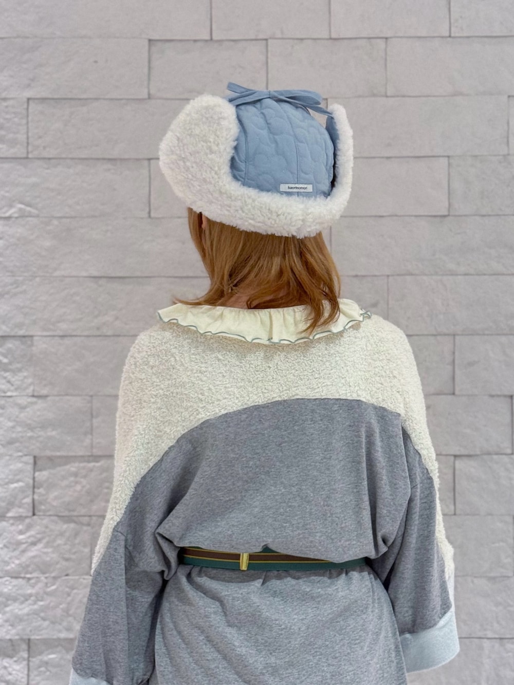 ホワイト系のスニーカー、ブルー系のパンツ、ブルー系のハットを着用したレディースの秋コーディネートの3枚目の写真