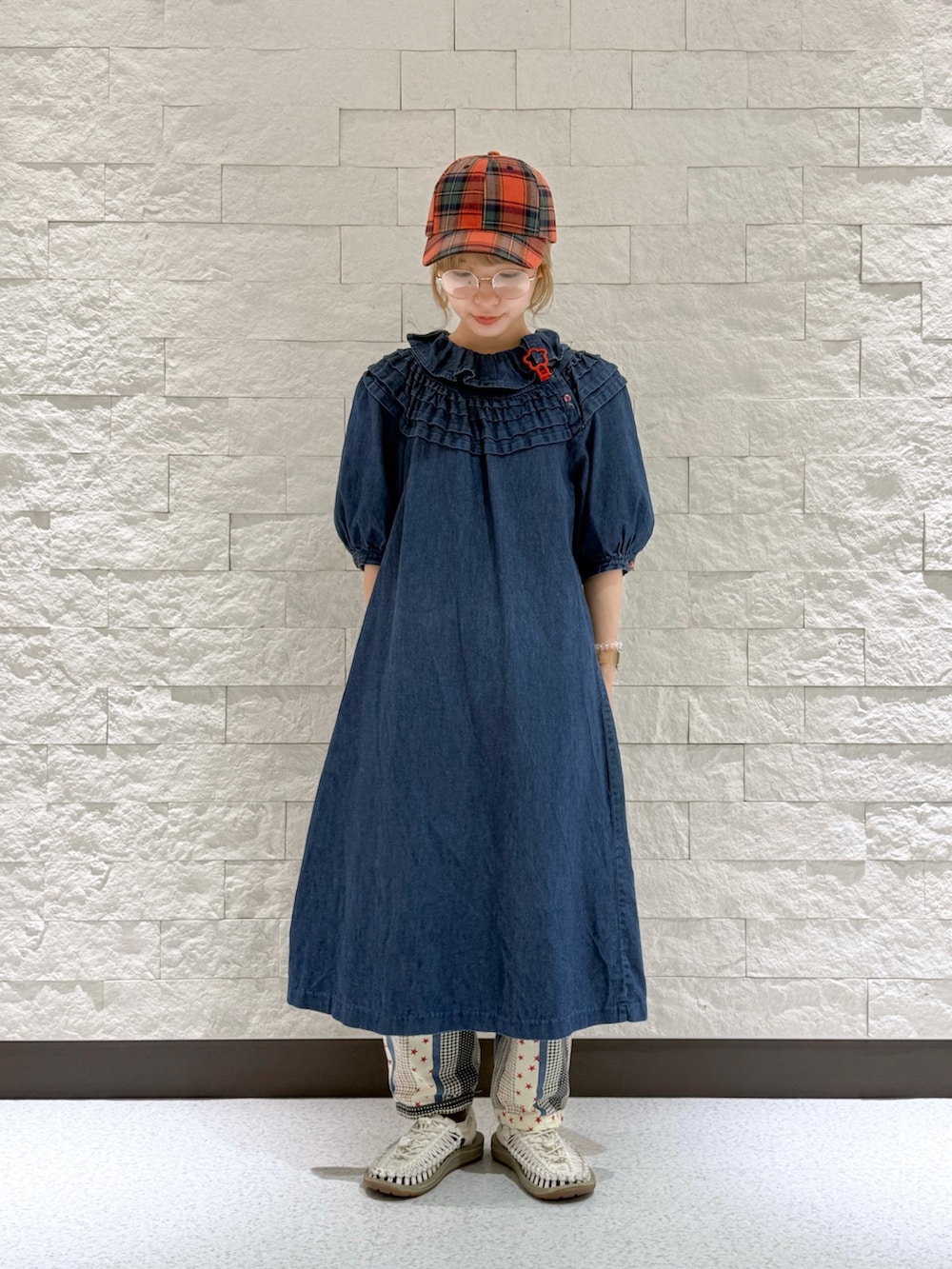 ブルー系のワンピース、その他のパンツ、ホワイト系のサンダルを着用したレディースの秋コーディネートの3枚目の写真