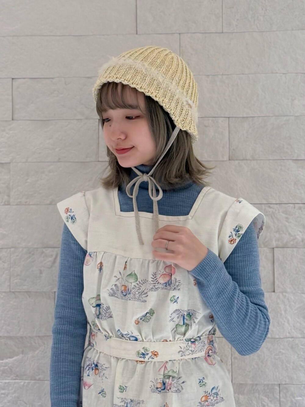 ブルー系のニット/セーター、その他のベスト、グリーン系のカーゴパンツを着用したレディースの春コーディネートの7枚目の写真