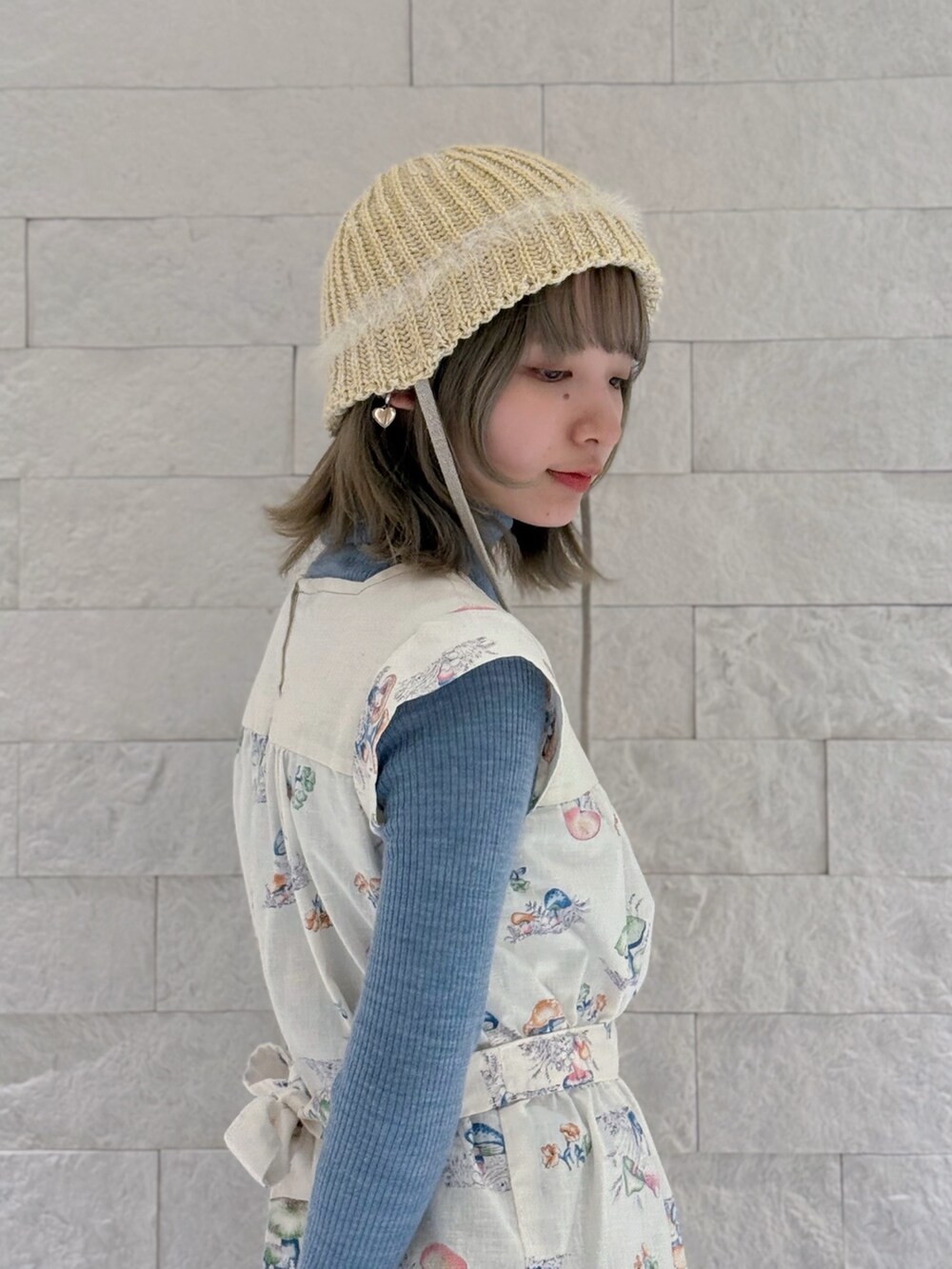 ブルー系のニット/セーター、その他のベスト、グリーン系のカーゴパンツを着用したレディースの春コーディネートの4枚目の写真