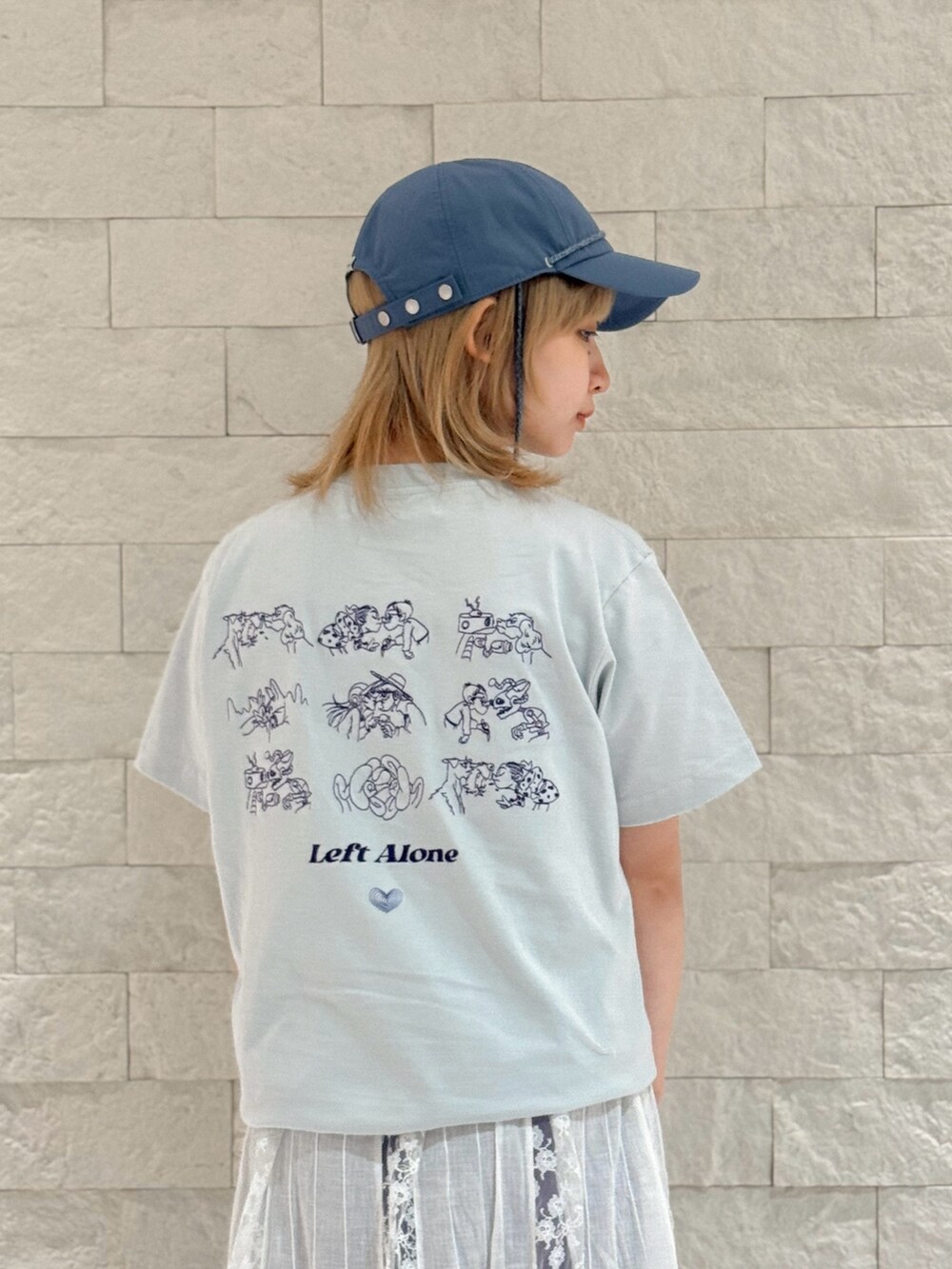 ブルー系のTシャツ/カットソー、ホワイト系のスニーカー、ホワイト系のワンピースを着用したレディースの夏コーディネートの3枚目の写真