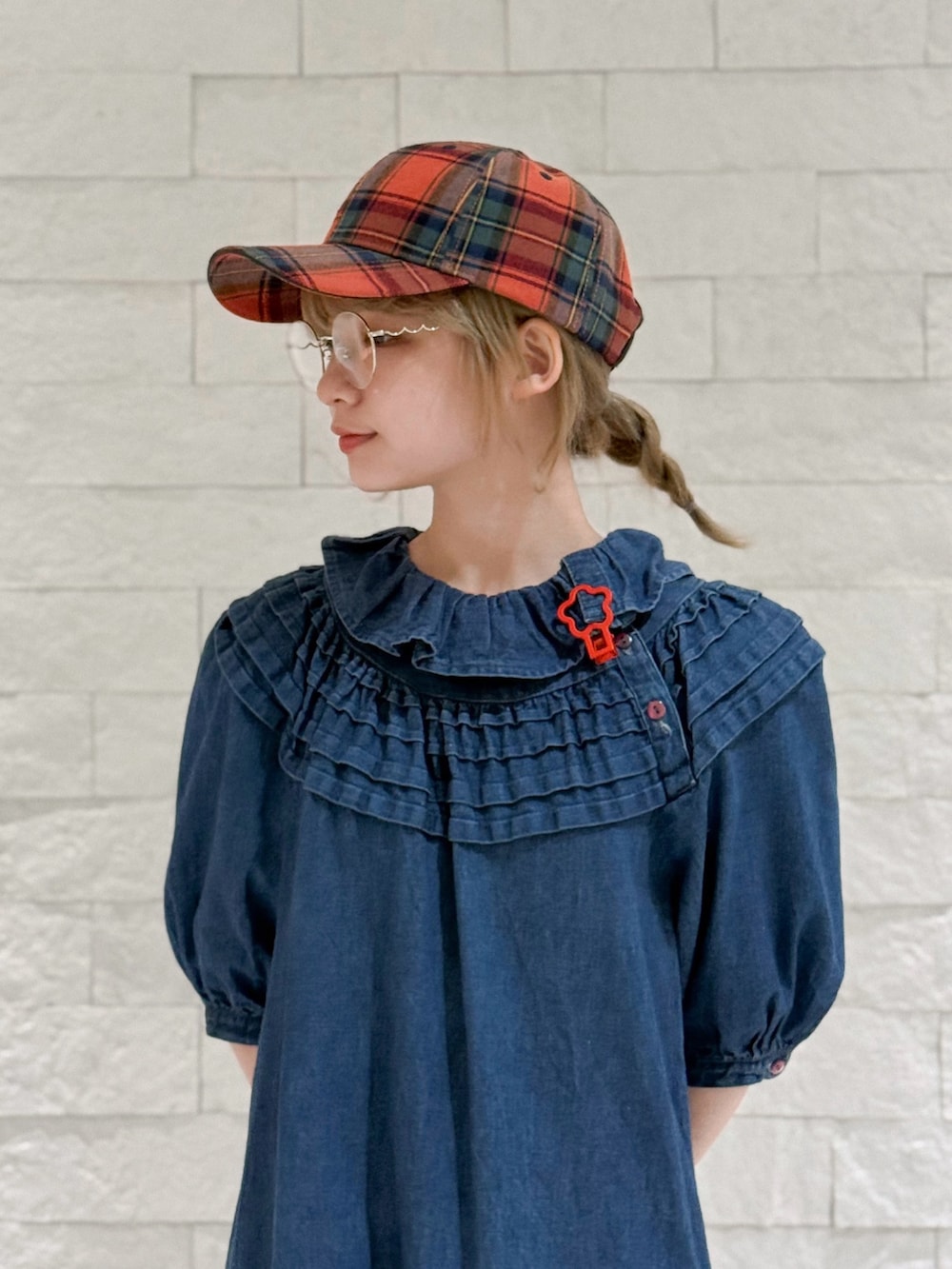 ブルー系のワンピース、その他のパンツ、ホワイト系のサンダルを着用したレディースの秋コーディネートの6枚目の写真