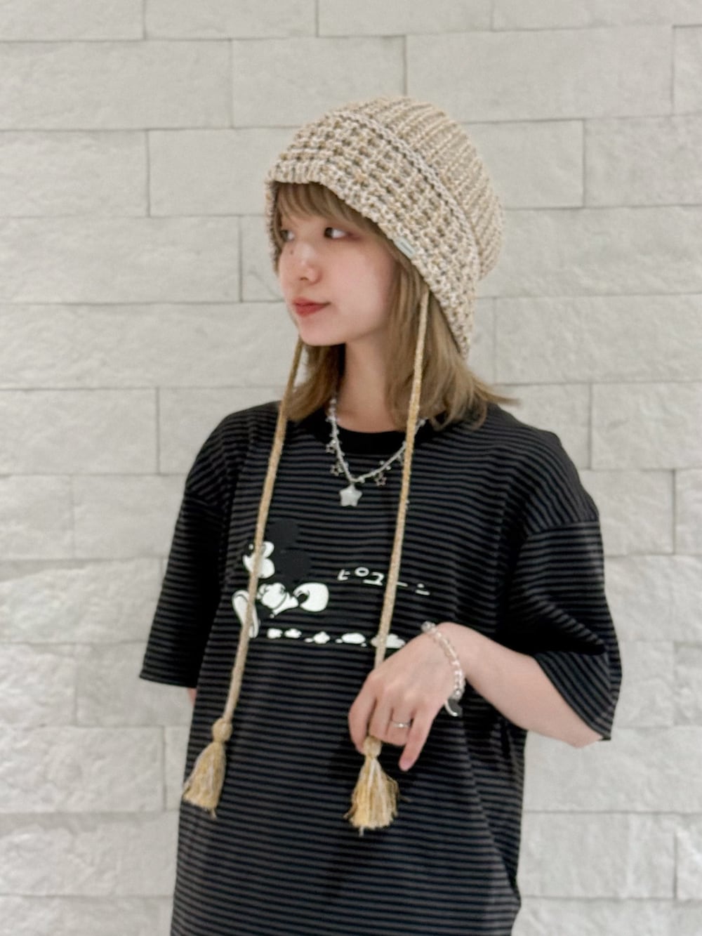 イエロー系のスニーカー、ブラック系のキャミソール、ブラック系のTシャツ/カットソーを着用したレディースの秋コーディネートの5枚目の写真