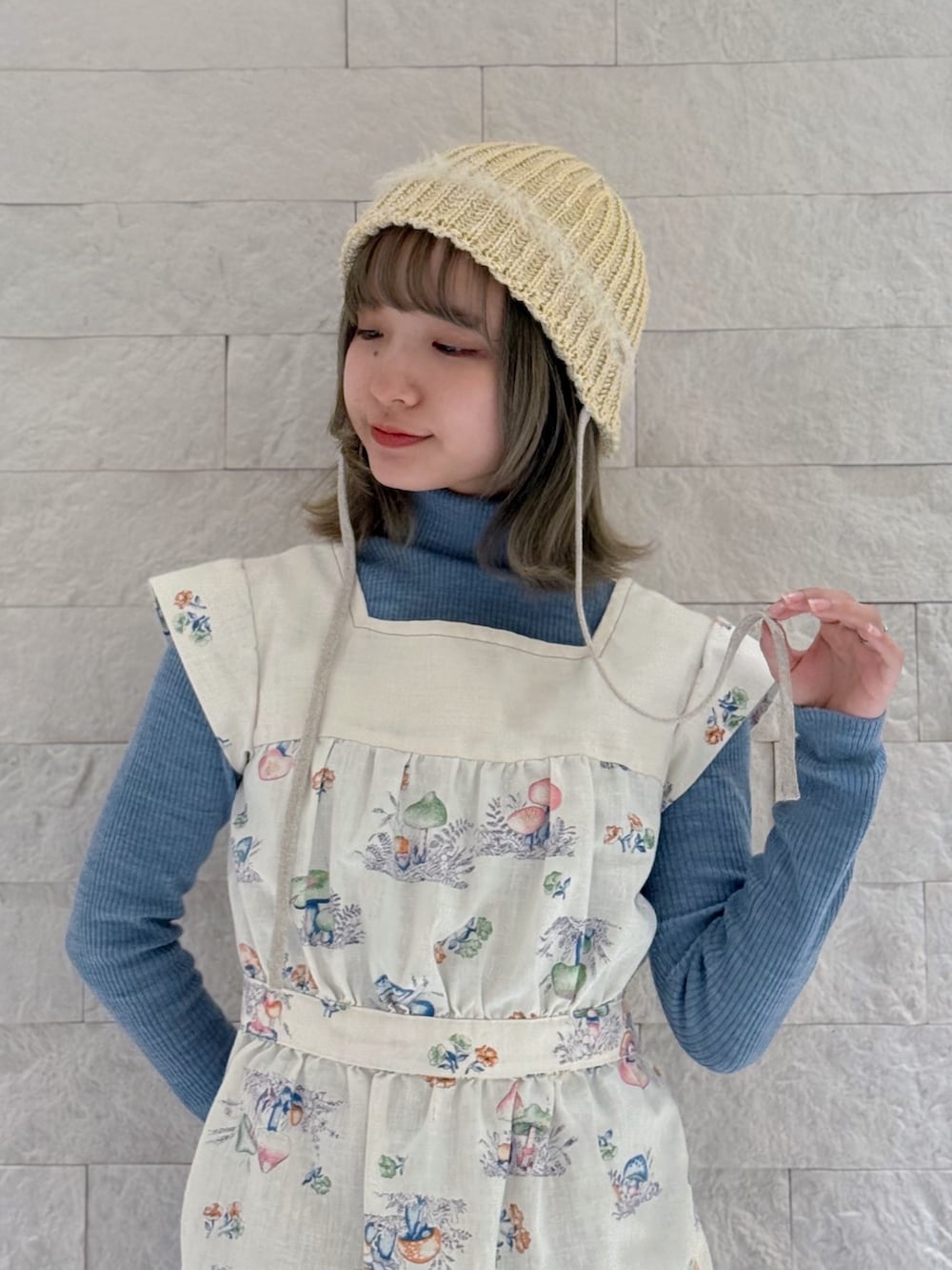 ブルー系のニット/セーター、その他のベスト、グリーン系のカーゴパンツを着用したレディースの春コーディネートの3枚目の写真