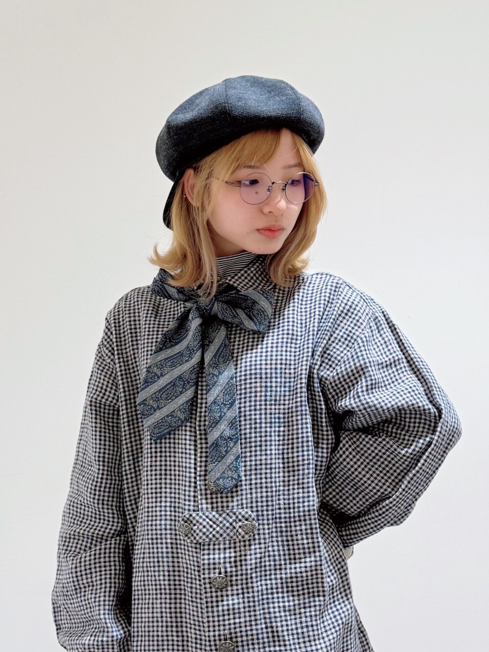 ブルー系のTシャツ/カットソー、ブルー系のシャツ/ブラウス、グレー系のパンツを着用したレディースの冬コーディネートの4枚目の写真