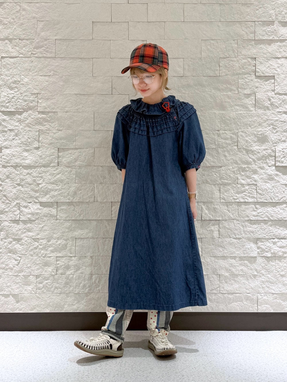 ブルー系のワンピース、その他のパンツ、ホワイト系のサンダルを着用したレディースの秋コーディネートの7枚目の写真