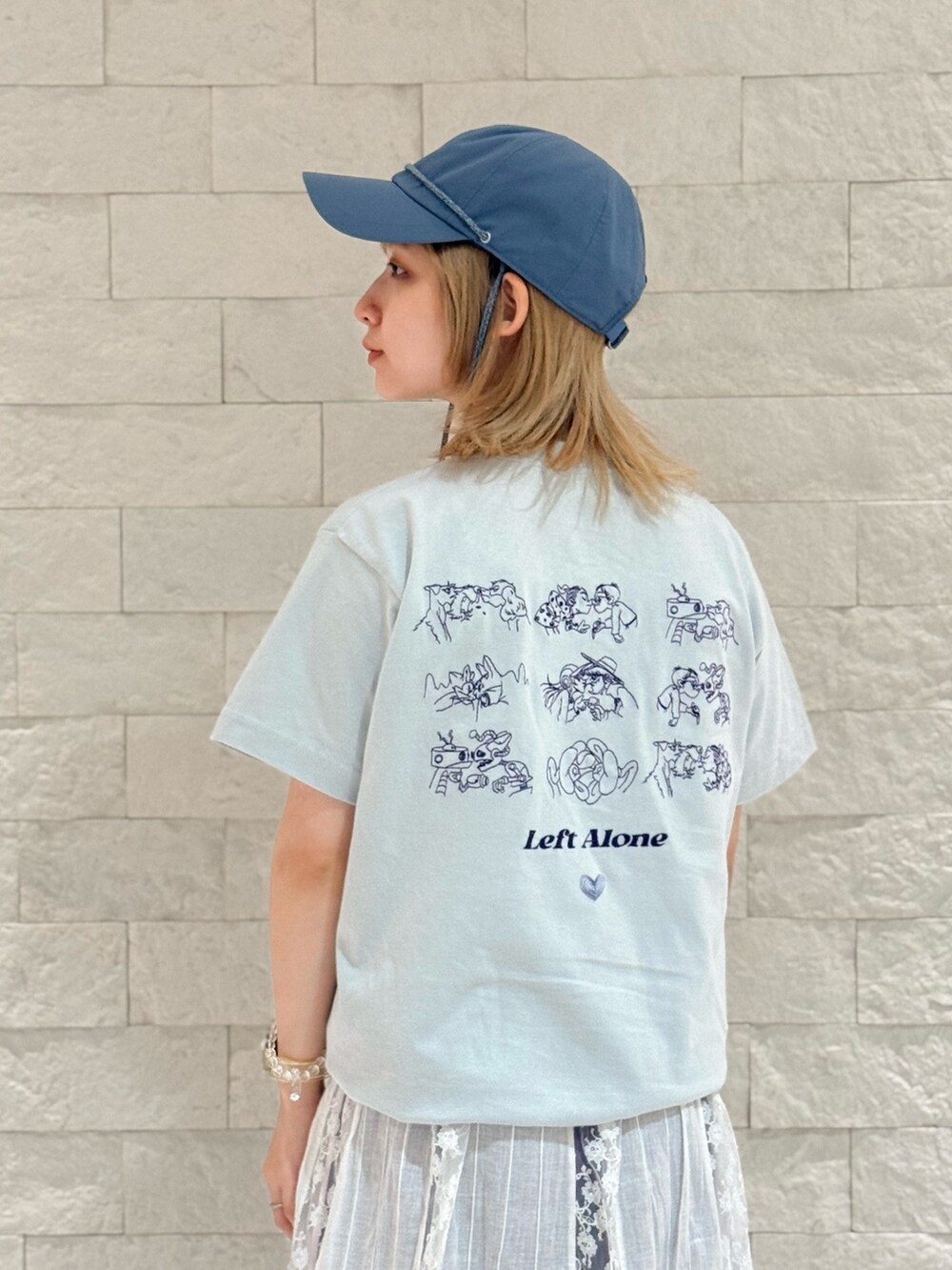 ブルー系のTシャツ/カットソー、ホワイト系のスニーカー、ホワイト系のワンピースを着用したレディースの夏コーディネートの4枚目の写真