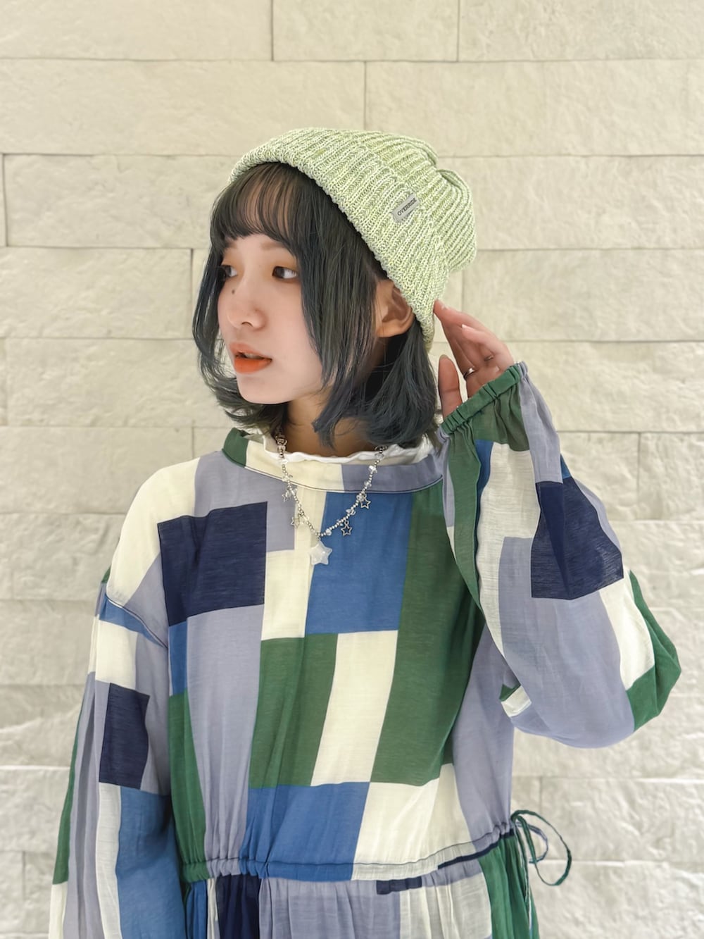 「パンツコーデ、カジュアルスタイル、デニムコーデ、お出かけコーデ、低身長コーデ、レイヤード、ワンピースコーデ、ニット帽、override 、カラフル、カジュアルコーデ、春コーデ、古着MIX、スニーカー、いいね、save、フォローお願いします🤑」｜「POU DOU DOUのアイテム（ワンピース、その他）」を使った、ほなみさん（レディース・147cm）の冬コーディネートの2枚目の写真