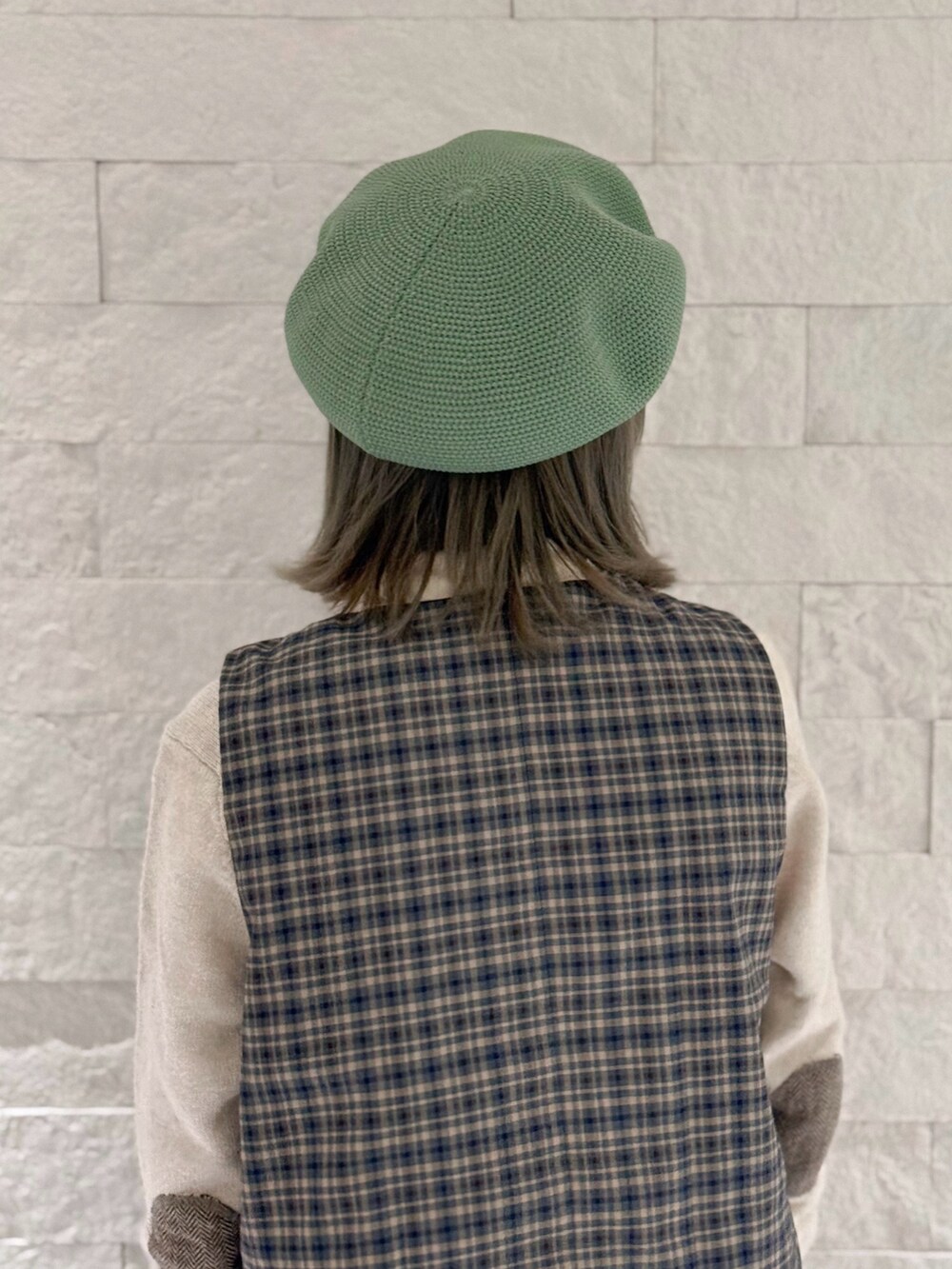 ブルー系のベスト、ブルー系のスカート、ブラック系のドレスシューズを着用したレディースの冬コーディネートの5枚目の写真