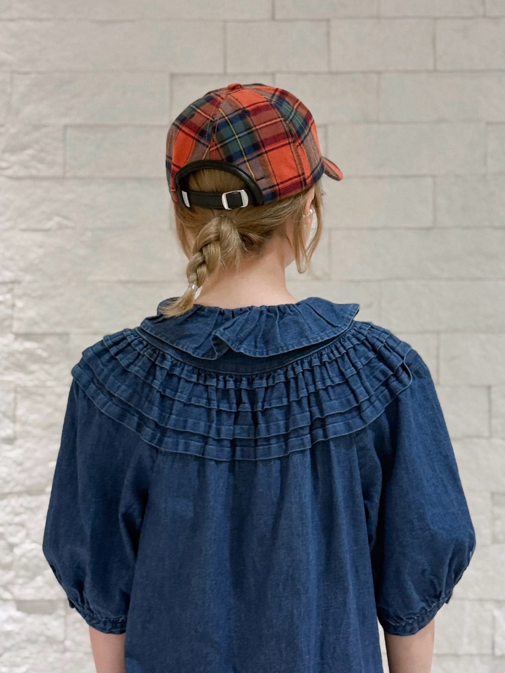 ブルー系のワンピース、その他のパンツ、ホワイト系のサンダルを着用したレディースの秋コーディネートの5枚目の写真