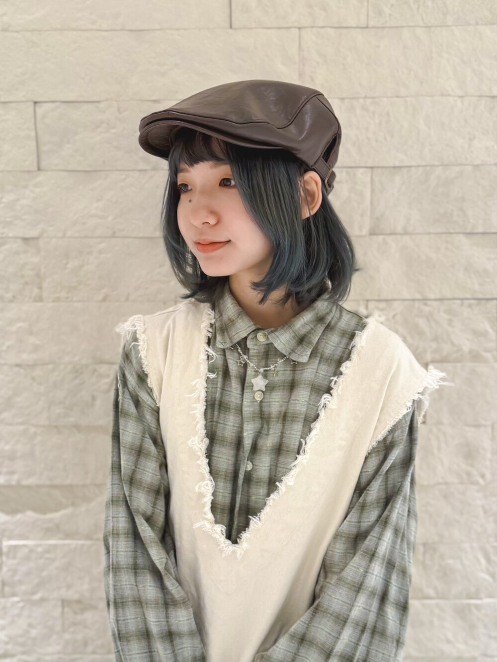 「カジュアルスタイル、パンツコーデ、ハンチング、override 、ベスト、チェックシャツ、グランパシャツ、ミリタリー、カーゴパンツ、古着、今日のコーデ、レイヤードスタイル、低身長コーデ、スニーカー、いいね、save、フォローお願いします🤑」｜「OVERRIDEのOVERRIDE  FAKE LEATHER HUNTING SGP / オーバーライド（ハンチング/ベレー帽、ブラウン系）」を使った、ほなみさん（レディース・147cm）の冬コーディネートの2枚目の写真