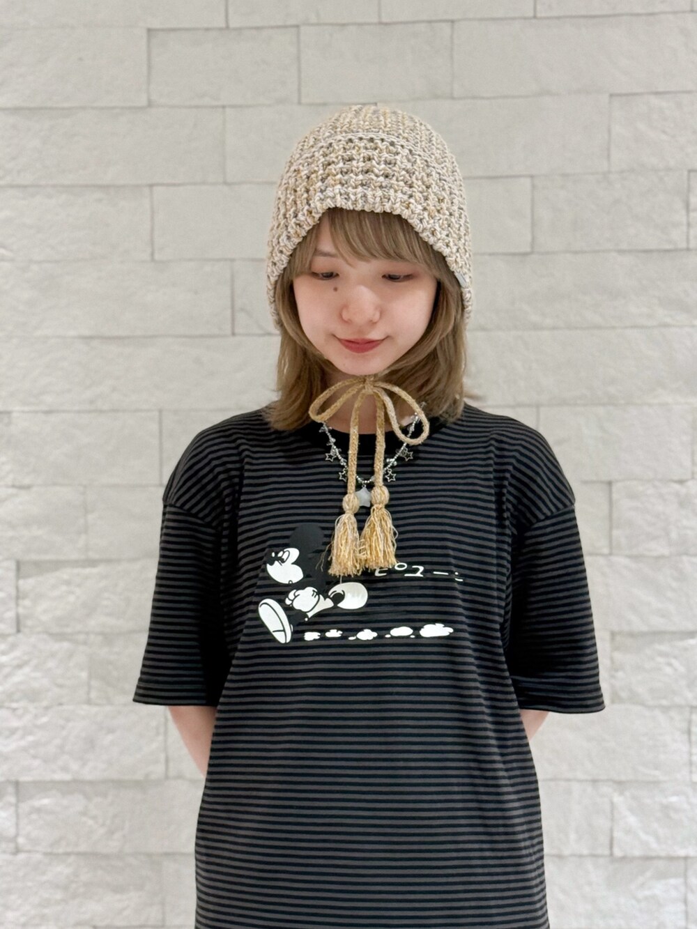 イエロー系のスニーカー、ブラック系のキャミソール、ブラック系のTシャツ/カットソーを着用したレディースの秋コーディネートの6枚目の写真