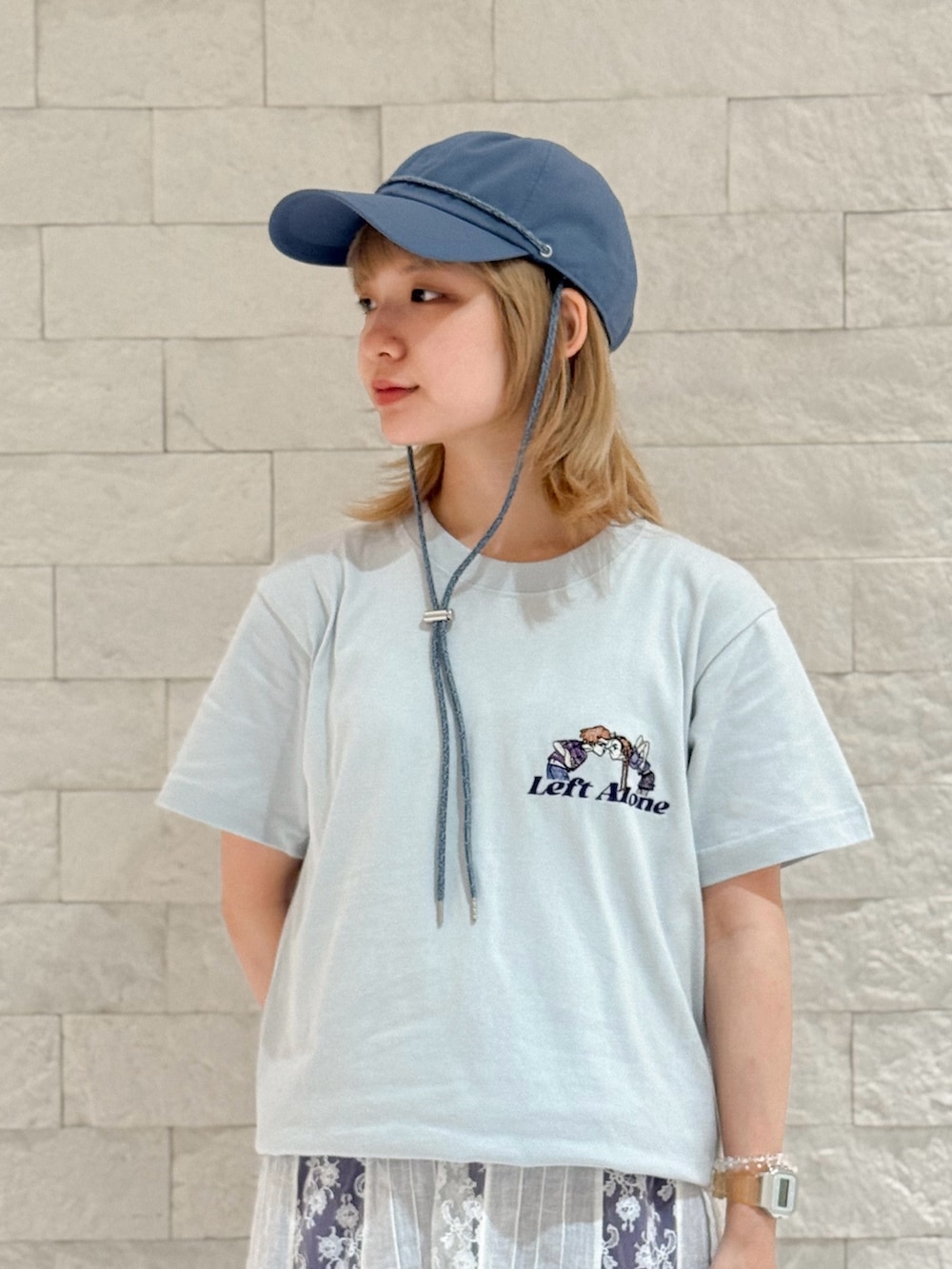 ブルー系のTシャツ/カットソー、ホワイト系のスニーカー、ホワイト系のワンピースを着用したレディースの夏コーディネートの2枚目の写真