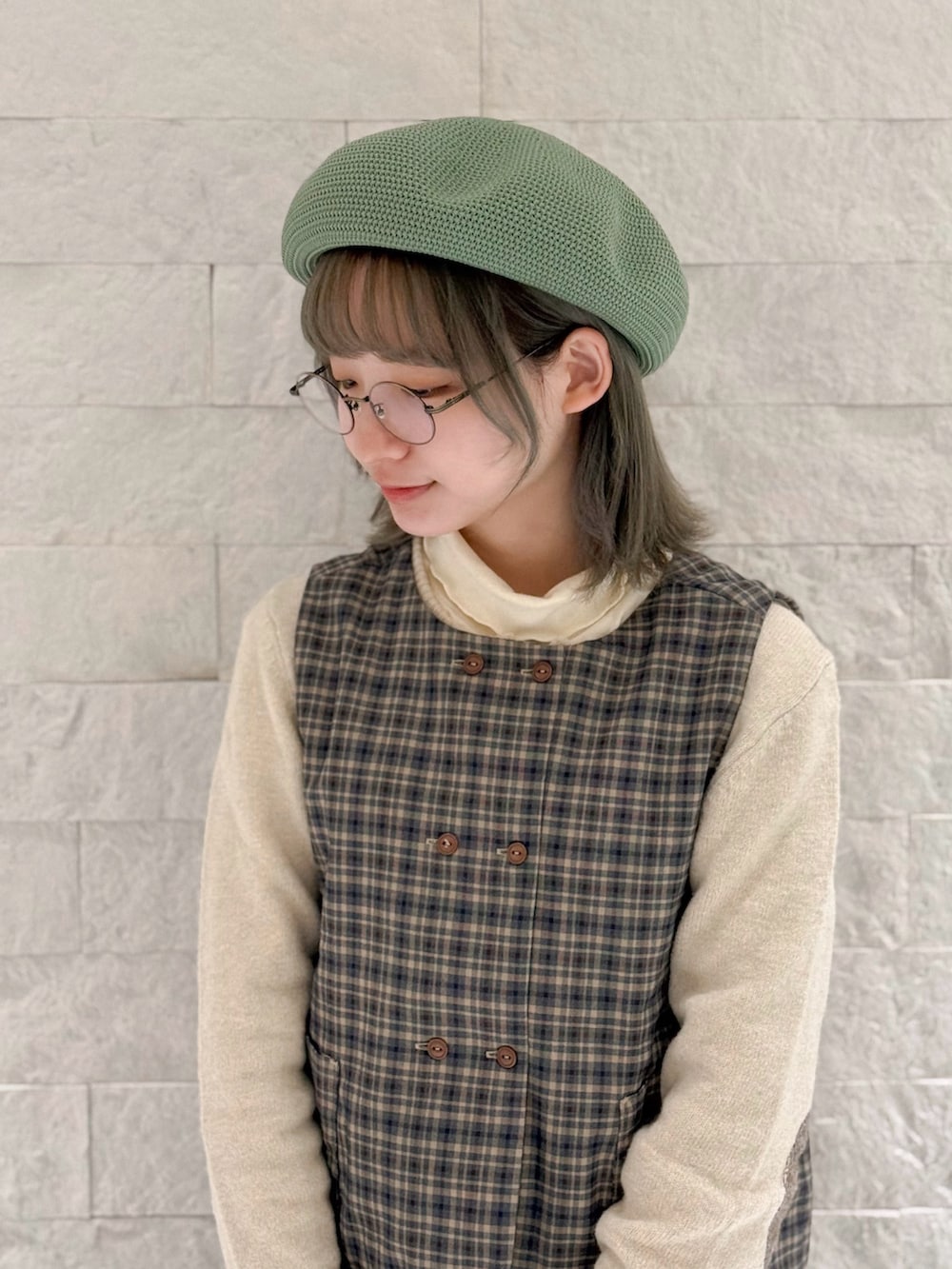 ブルー系のベスト、ブルー系のスカート、ブラック系のドレスシューズを着用したレディースの冬コーディネートの2枚目の写真