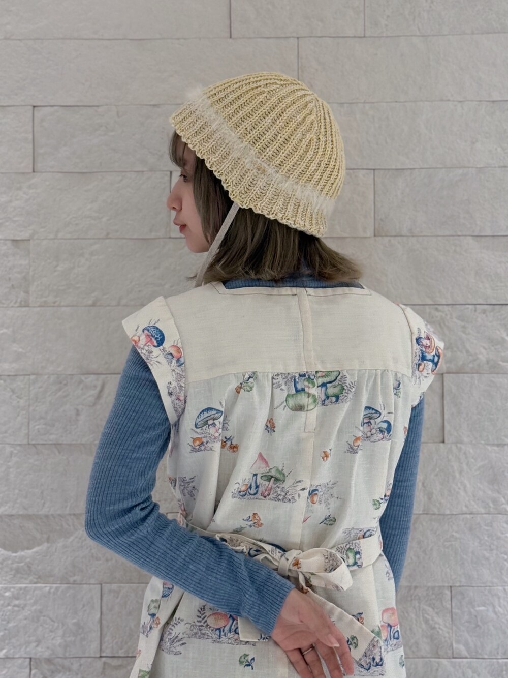 ブルー系のニット/セーター、その他のベスト、グリーン系のカーゴパンツを着用したレディースの春コーディネートの5枚目の写真