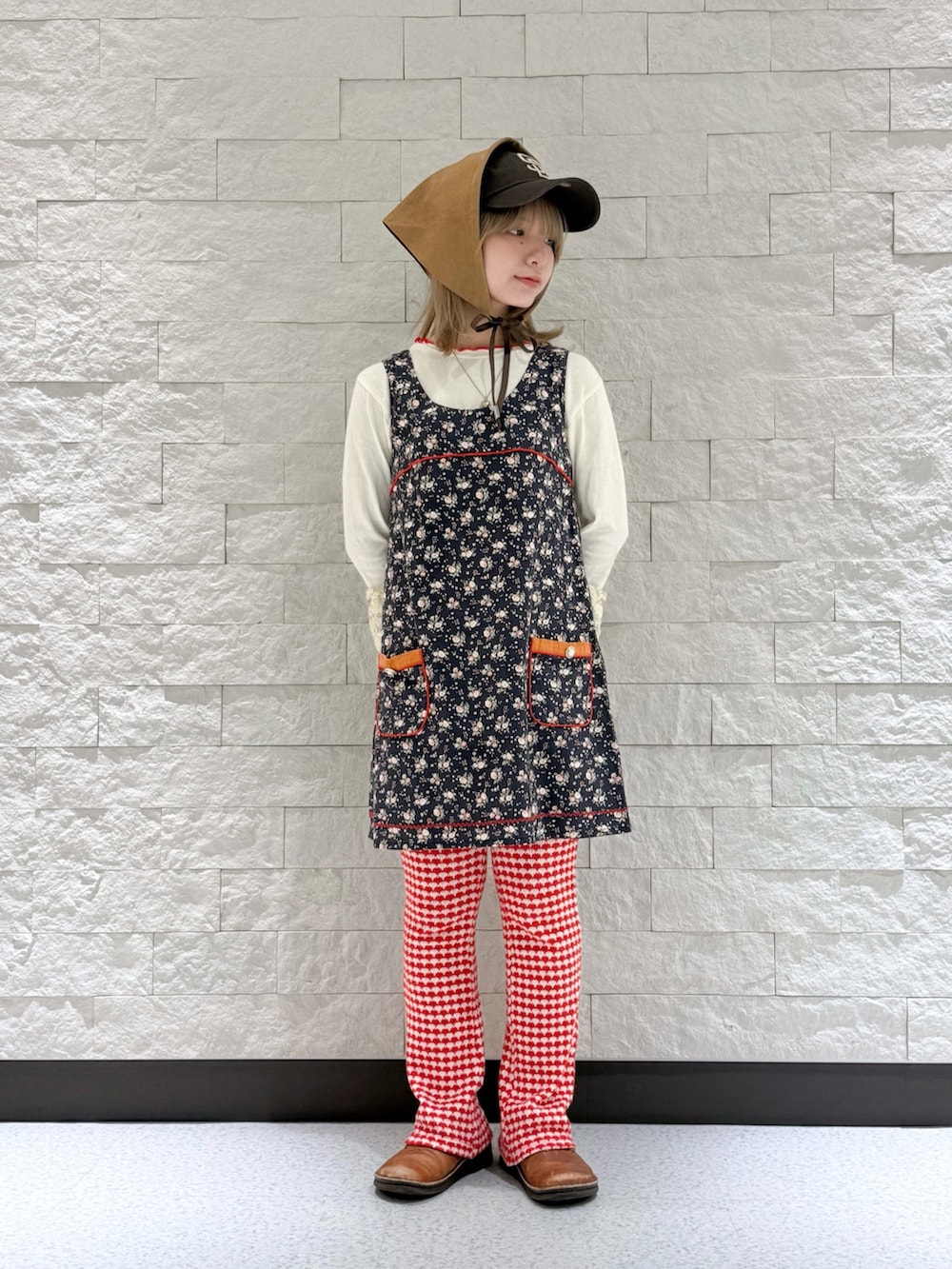 ホワイト系のTシャツ/カットソー、レッド系のパンツ、ブルー系のワンピースを着用したレディースの秋コーディネートの3枚目の写真