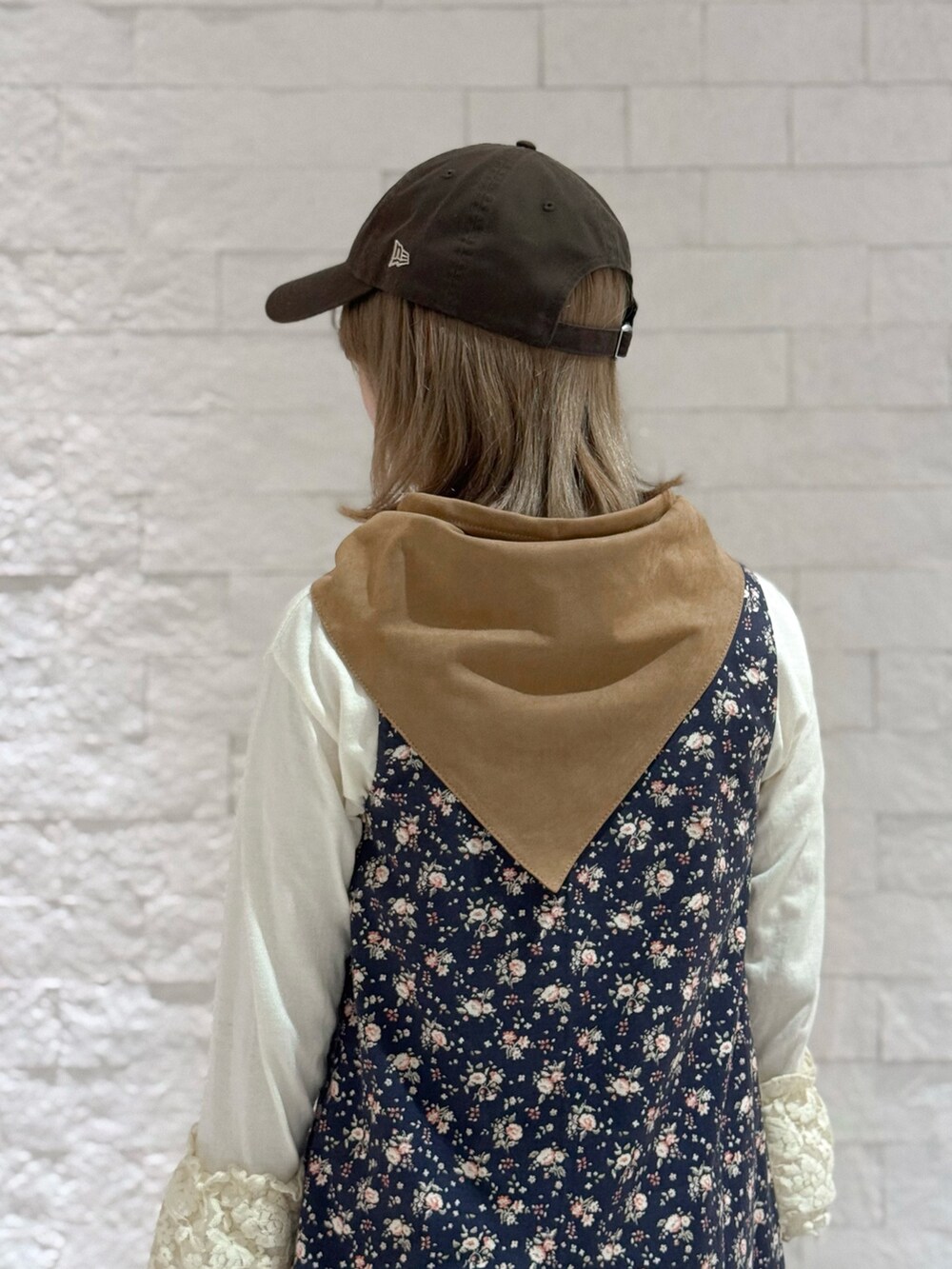 ホワイト系のTシャツ/カットソー、レッド系のパンツ、ブルー系のワンピースを着用したレディースの秋コーディネートの6枚目の写真