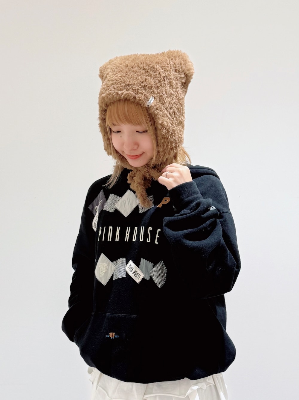 ブラック系のパーカー、ブルー系のパンツ、ブラック系のスニーカーを着用したレディースの冬コーディネートの2枚目の写真