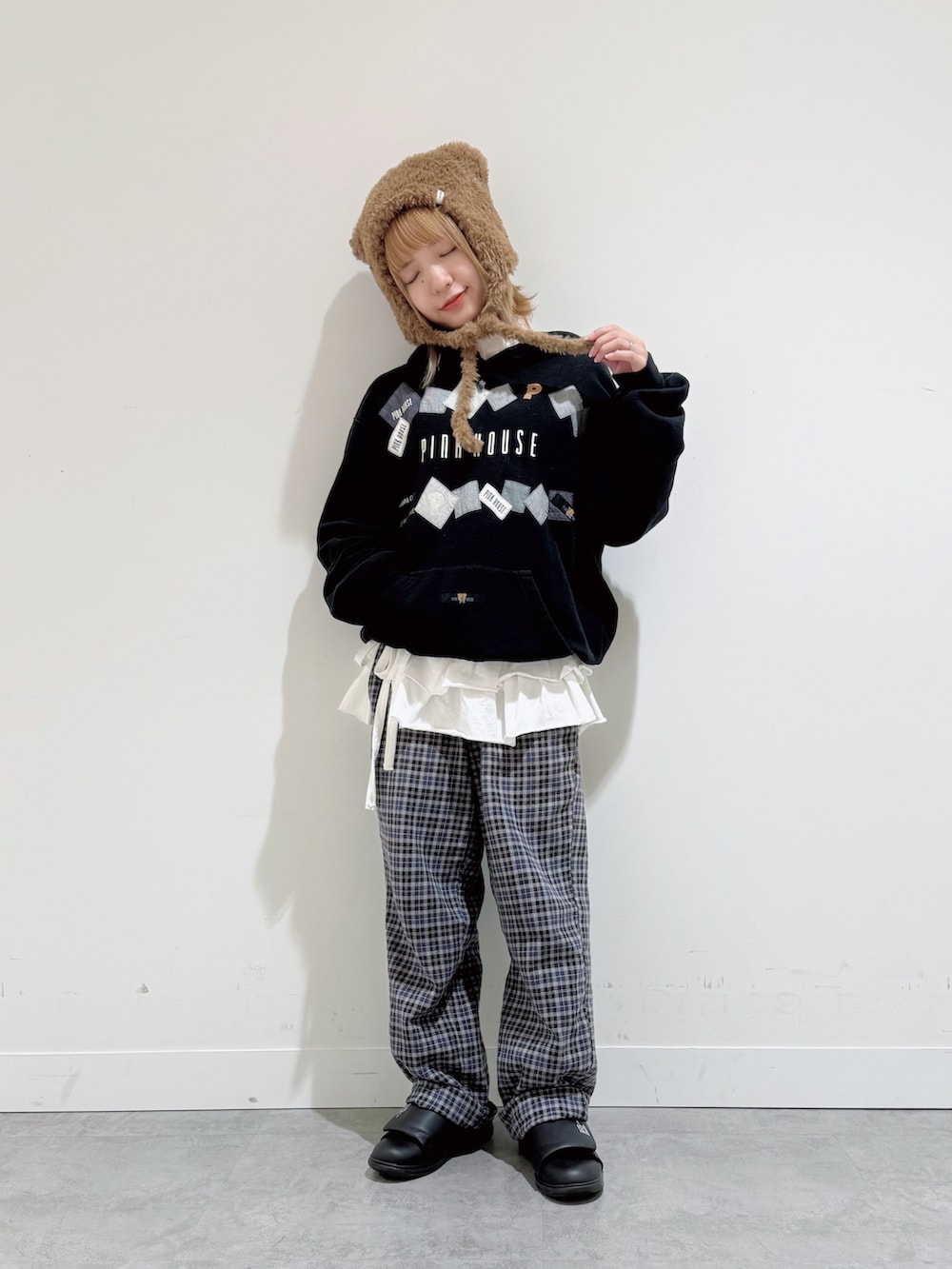 ブラック系のパーカー、ブルー系のパンツ、ブラック系のスニーカーを着用したレディースの冬コーディネートの5枚目の写真